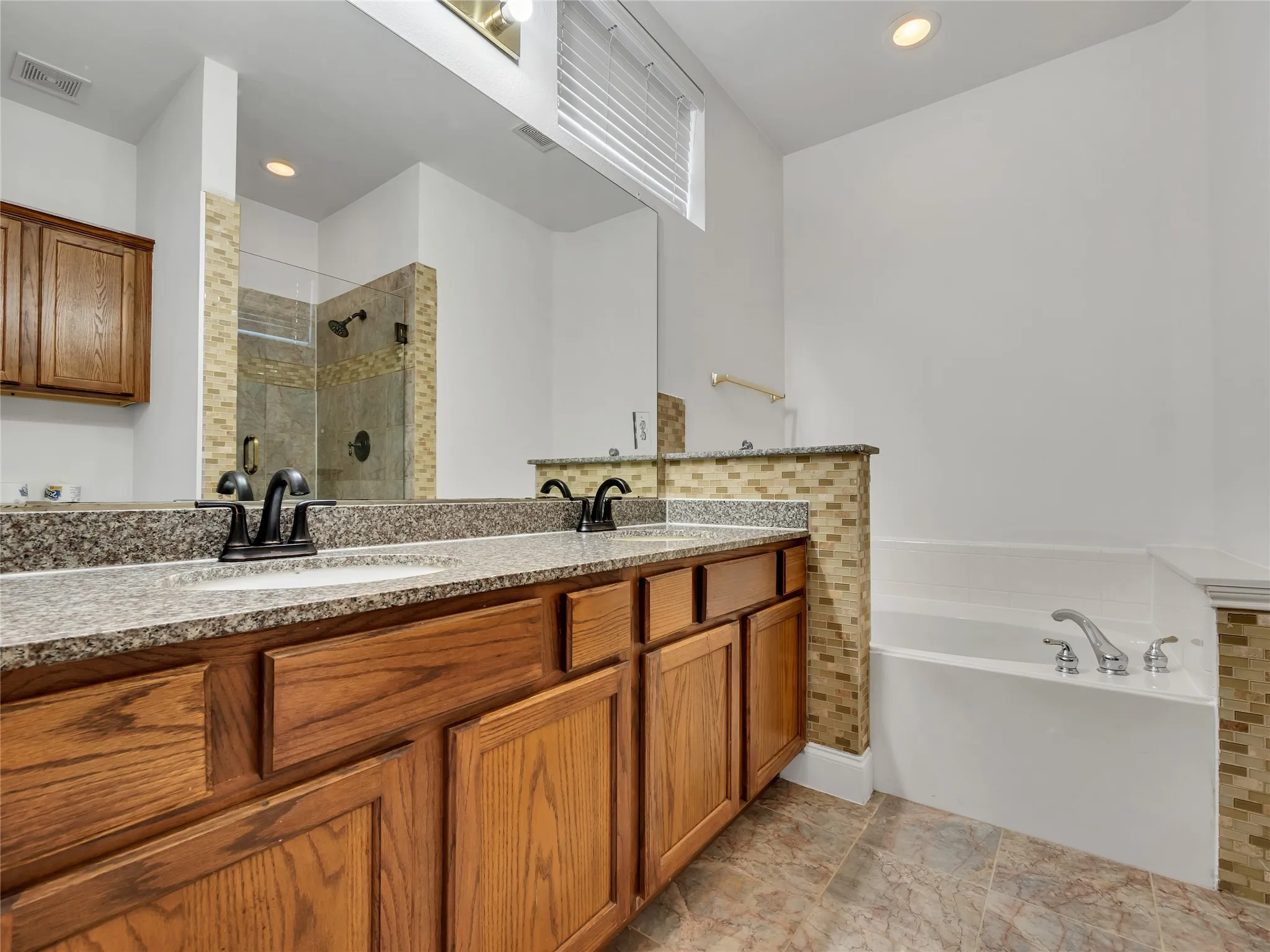 Single Family Residence For Rent in Tarrant County , 114 Constitution Drive, Euless, Texas 76040, 3 Bedroom, 3 Bathroom, 2 Garage spaces, 1,863 Sqft, built in 2003, mls#21380512, Real Estate Agent in Euless, Homes For Rent in Tarrant county, Homes For Rent in Euless, Realtor in Euless Texas, Real Estate Brokerage Independent Realty Texas, Luminita Cordes Realtor