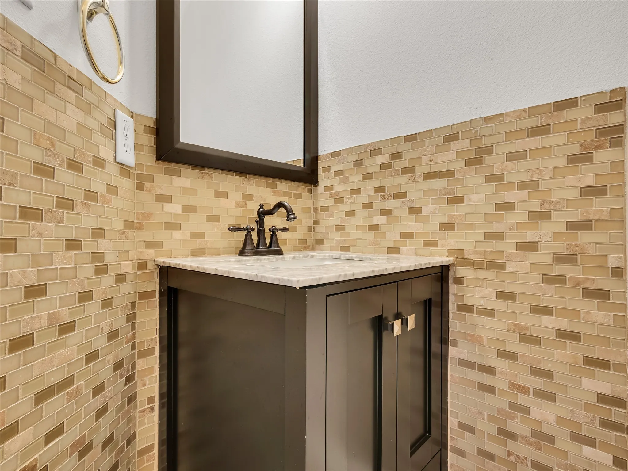 Single Family Residence For Rent in Tarrant County , 114 Constitution Drive, Euless, Texas 76040, 3 Bedroom, 3 Bathroom, 2 Garage spaces, 1,863 Sqft, built in 2003, mls#21380512, Real Estate Agent in Euless, Homes For Rent in Tarrant county, Homes For Rent in Euless, Realtor in Euless Texas, Real Estate Brokerage Independent Realty Texas, Luminita Cordes Realtor