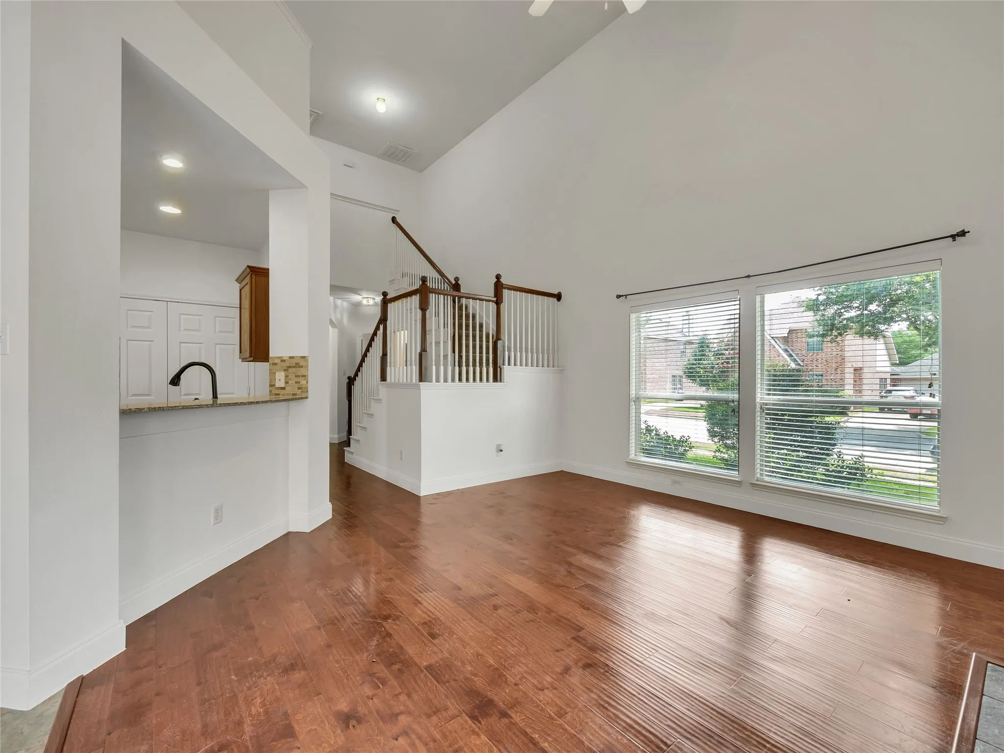 Single Family Residence For Rent in Tarrant County , 114 Constitution Drive, Euless, Texas 76040, 3 Bedroom, 3 Bathroom, 2 Garage spaces, 1,863 Sqft, built in 2003, mls#21380512, Real Estate Agent in Euless, Homes For Rent in Tarrant county, Homes For Rent in Euless, Realtor in Euless Texas, Real Estate Brokerage Independent Realty Texas, Luminita Cordes Realtor