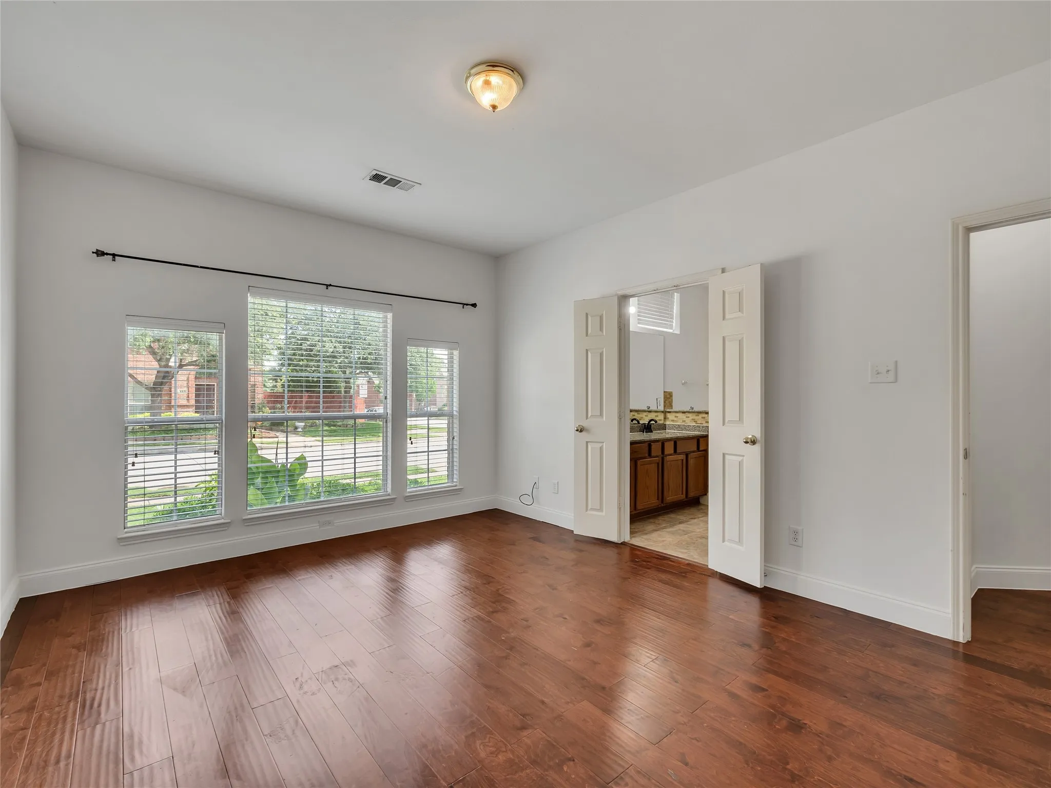 Single Family Residence For Rent in Tarrant County , 114 Constitution Drive, Euless, Texas 76040, 3 Bedroom, 3 Bathroom, 2 Garage spaces, 1,863 Sqft, built in 2003, mls#21380512, Real Estate Agent in Euless, Homes For Rent in Tarrant county, Homes For Rent in Euless, Realtor in Euless Texas, Real Estate Brokerage Independent Realty Texas, Luminita Cordes Realtor