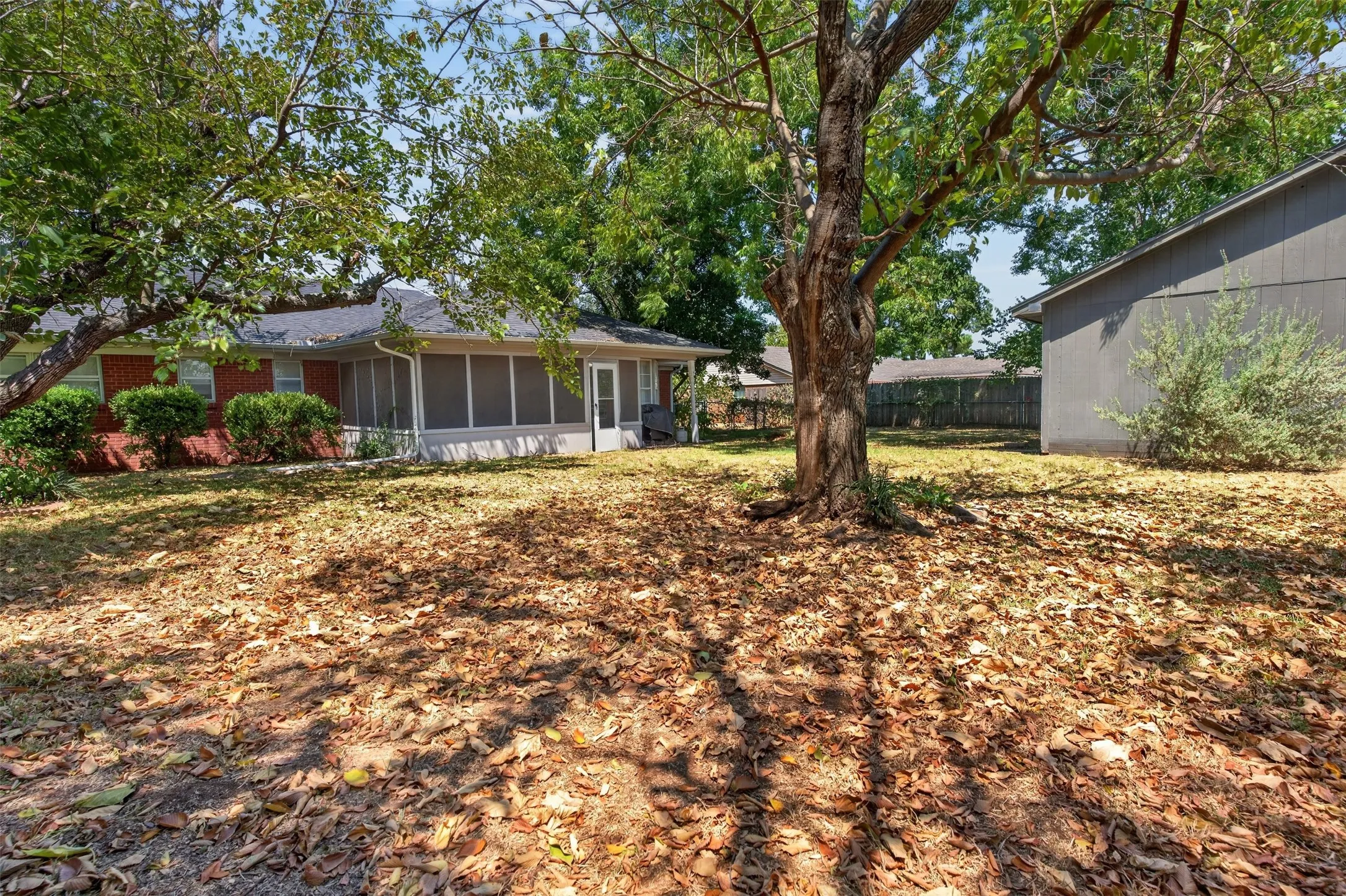 Single Family Residence For Sale in Johnson County , 105 Murray Street, Joshua, Texas 76058, 3 Bedroom, 2 Bathroom, Garage spaces, 1,384 Sqft, built in 1967, mls#21378828, Real Estate Agent in Joshua, Homes For Sale in Johnson county, Homes For Sale in Joshua, Realtor in Joshua Texas, Real Estate Brokerage Independent Realty Texas, Luminita Cordes Realtor