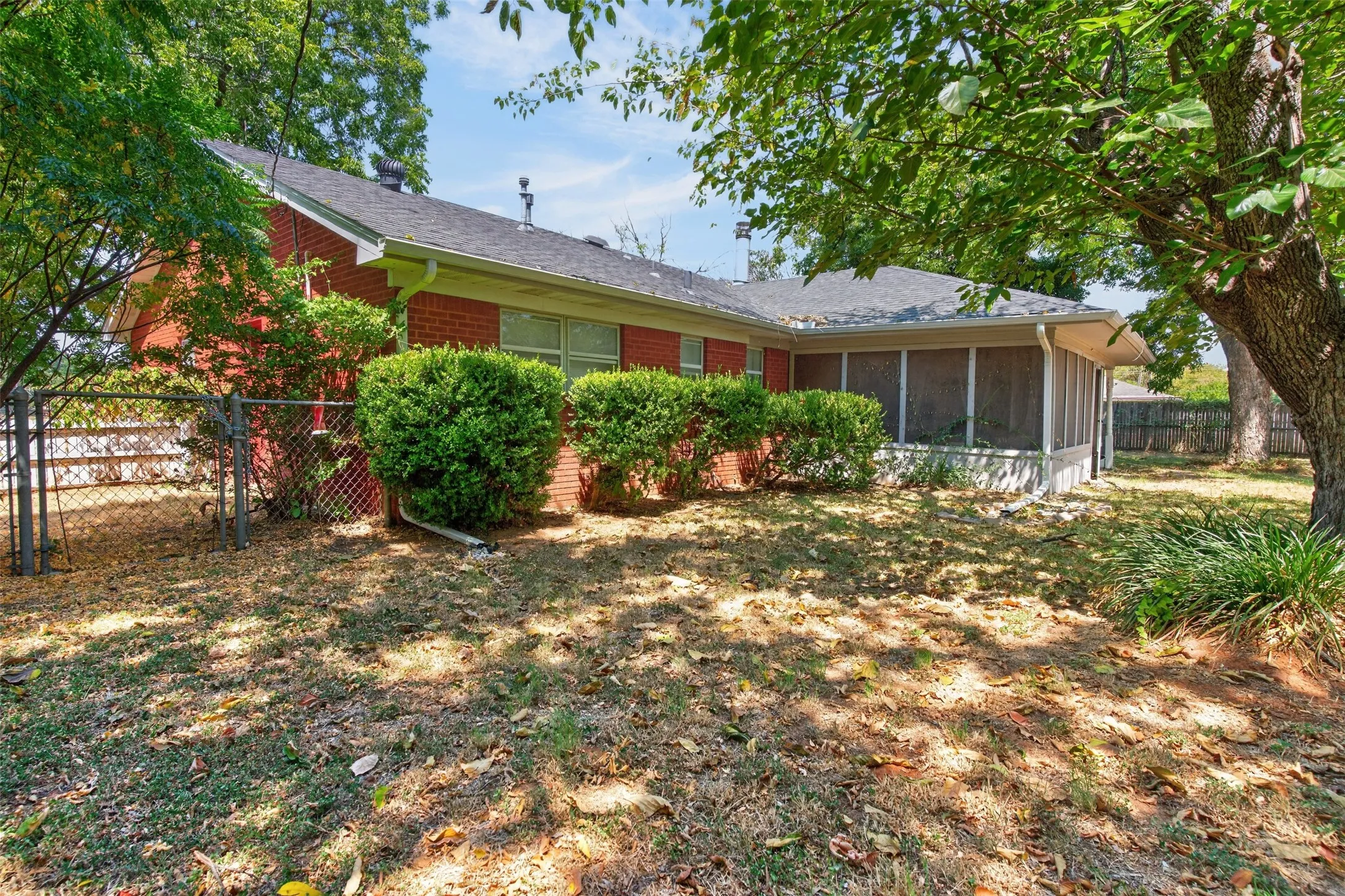 Single Family Residence For Sale in Johnson County , 105 Murray Street, Joshua, Texas 76058, 3 Bedroom, 2 Bathroom, Garage spaces, 1,384 Sqft, built in 1967, mls#21378828, Real Estate Agent in Joshua, Homes For Sale in Johnson county, Homes For Sale in Joshua, Realtor in Joshua Texas, Real Estate Brokerage Independent Realty Texas, Luminita Cordes Realtor