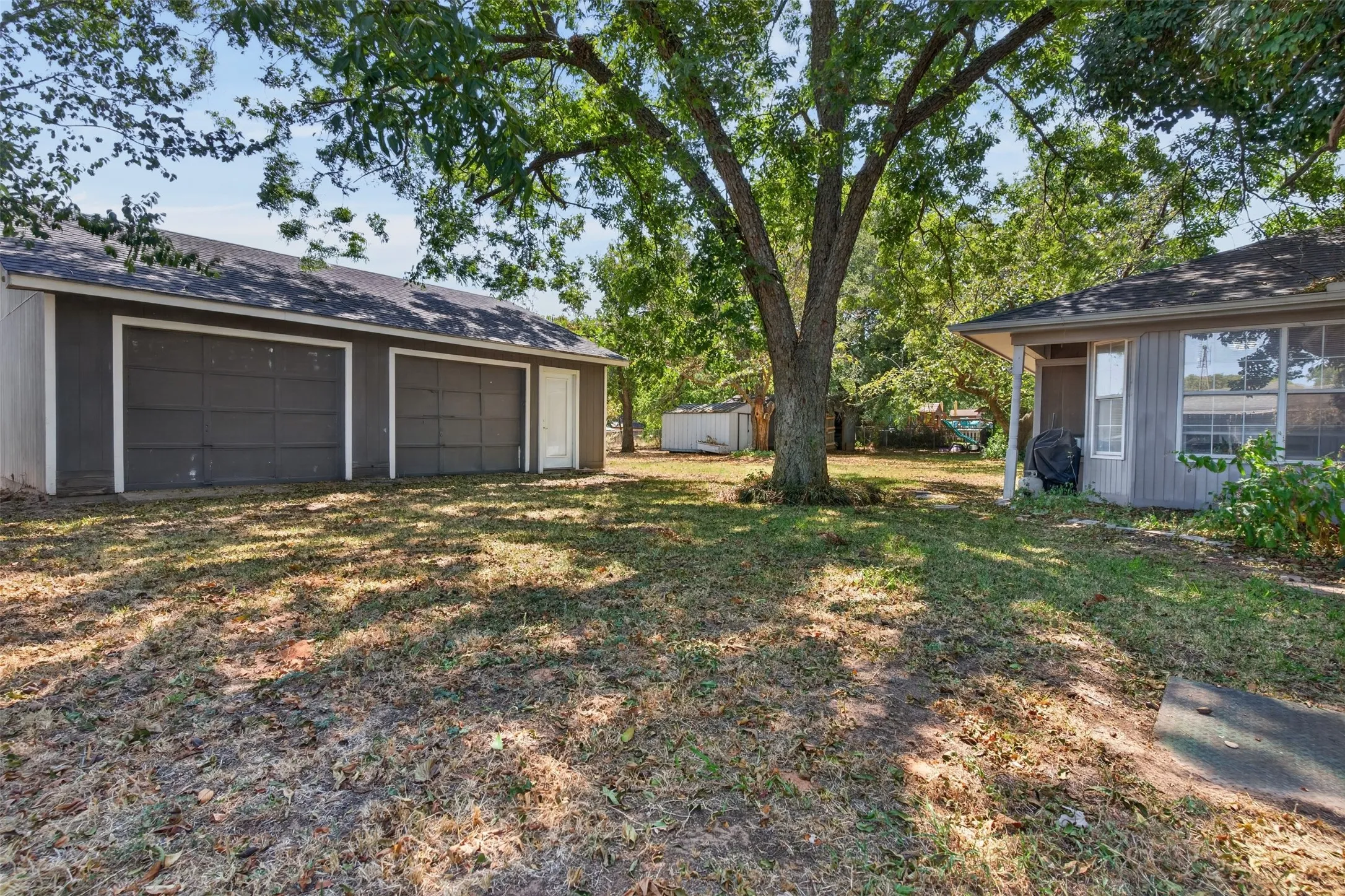 Single Family Residence For Sale in Johnson County , 105 Murray Street, Joshua, Texas 76058, 3 Bedroom, 2 Bathroom, Garage spaces, 1,384 Sqft, built in 1967, mls#21378828, Real Estate Agent in Joshua, Homes For Sale in Johnson county, Homes For Sale in Joshua, Realtor in Joshua Texas, Real Estate Brokerage Independent Realty Texas, Luminita Cordes Realtor