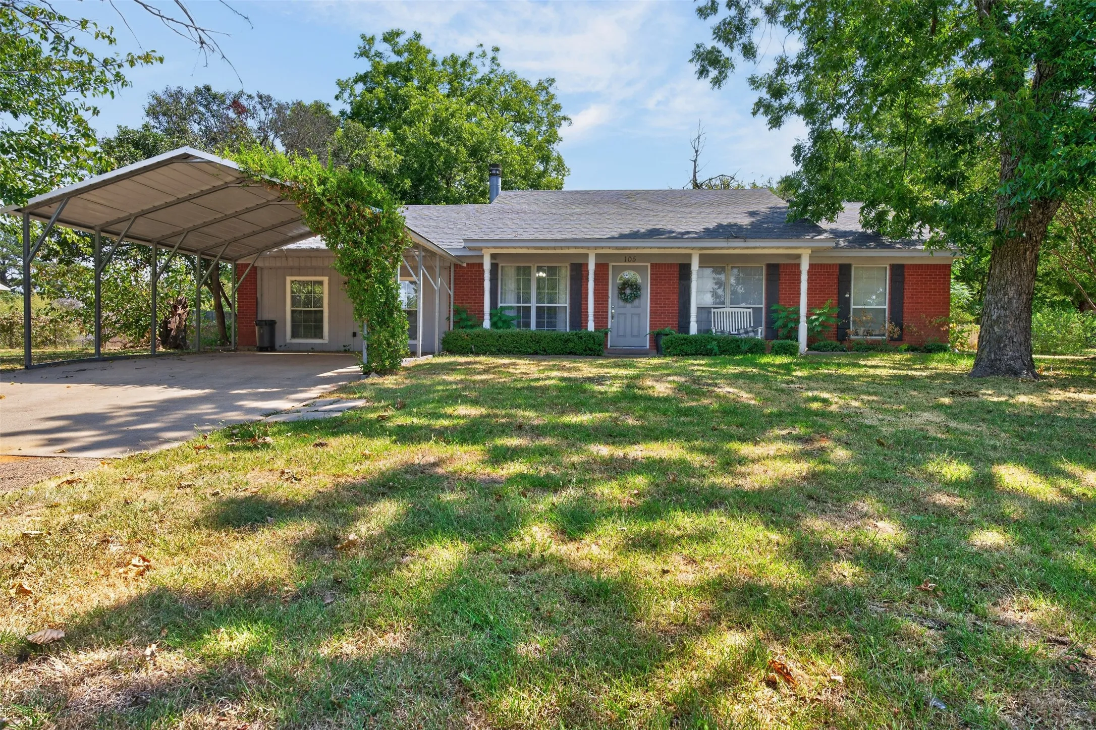 Single Family Residence For Sale in Johnson County , 105 Murray Street, Joshua, Texas 76058, 3 Bedroom, 2 Bathroom, Garage spaces, 1,384 Sqft, built in 1967, mls#21378828, Real Estate Agent in Joshua, Homes For Sale in Johnson county, Homes For Sale in Joshua, Realtor in Joshua Texas, Real Estate Brokerage Independent Realty Texas, Luminita Cordes Realtor
