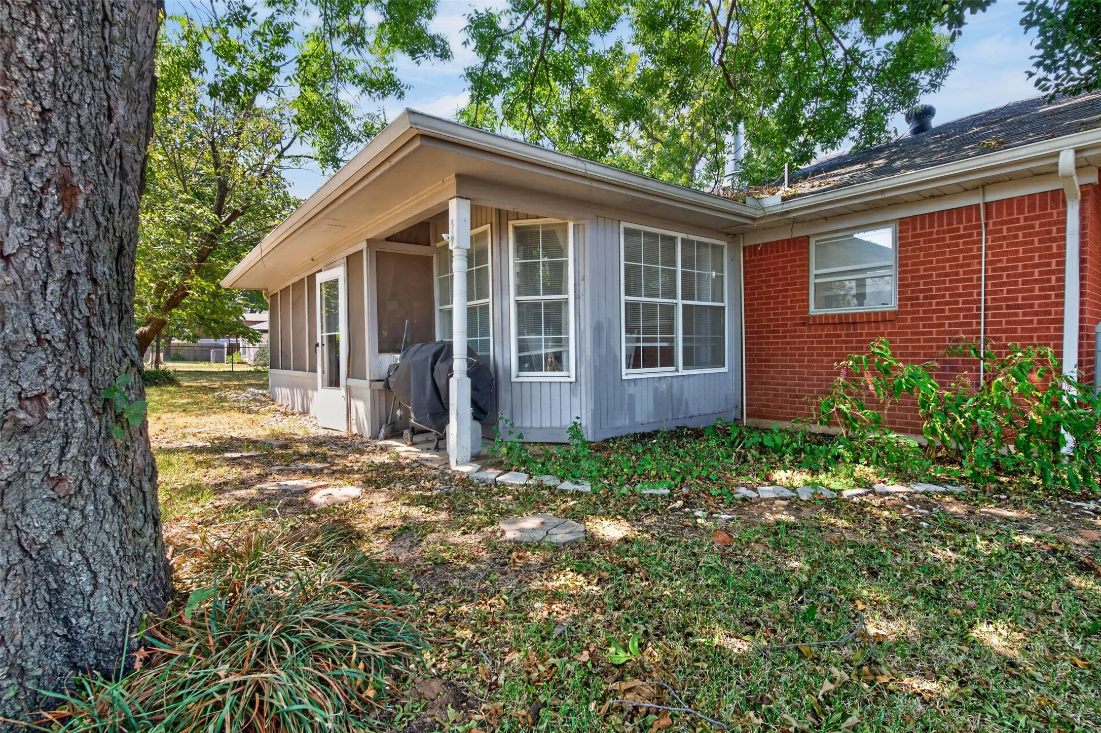 Single Family Residence For Sale in Johnson County , 105 Murray Street, Joshua, Texas 76058, 3 Bedroom, 2 Bathroom, Garage spaces, 1,384 Sqft, built in 1967, mls#21378828, Real Estate Agent in Joshua, Homes For Sale in Johnson county, Homes For Sale in Joshua, Realtor in Joshua Texas, Real Estate Brokerage Independent Realty Texas, Luminita Cordes Realtor