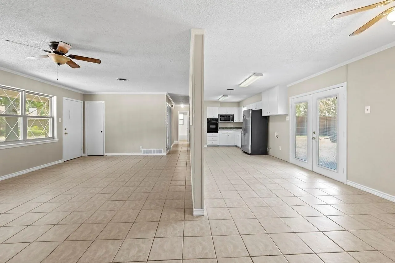 Single Family Residence For Rent in Tarrant County , 2921 Needles Street, Euless, Texas 76040, 3 Bedroom, 2 Bathroom, 1 Garage spaces, 1,062 Sqft, built in 1961, mls#21380522, Real Estate Agent in Euless, Homes For Rent in Tarrant county, Homes For Rent in Euless, Realtor in Euless Texas, Real Estate Brokerage Independent Realty Texas, Luminita Cordes Realtor