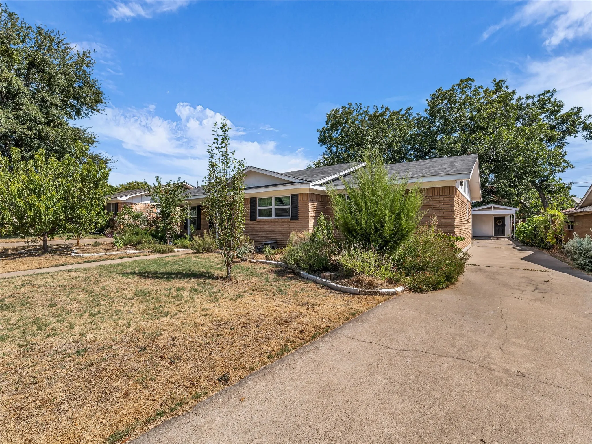 Single Family Residence For Sale in Mc Lennan County , 1007 Melrose Drive, Waco, Texas 76710, 3 Bedroom, 2 Bathroom, Garage spaces, 2,042 Sqft, built in 1965, mls#21379938, Real Estate Agent in Waco, Homes For Sale in Mc Lennan county, Homes For Sale in Waco, Realtor in Waco Texas, Real Estate Brokerage Independent Realty Texas, Luminita Cordes Realtor