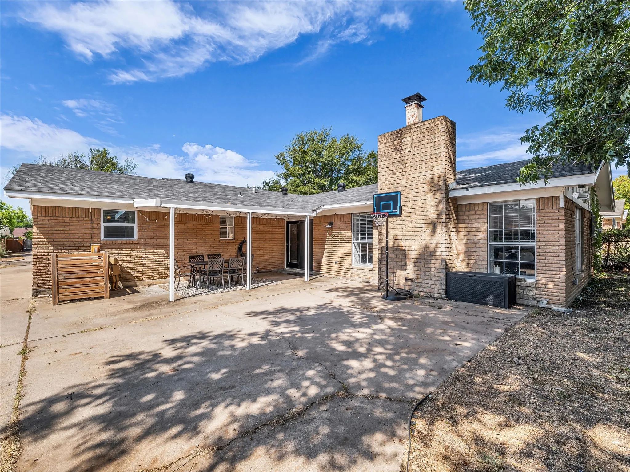 Single Family Residence For Sale in Mc Lennan County , 1007 Melrose Drive, Waco, Texas 76710, 3 Bedroom, 2 Bathroom, Garage spaces, 2,042 Sqft, built in 1965, mls#21379938, Real Estate Agent in Waco, Homes For Sale in Mc Lennan county, Homes For Sale in Waco, Realtor in Waco Texas, Real Estate Brokerage Independent Realty Texas, Luminita Cordes Realtor