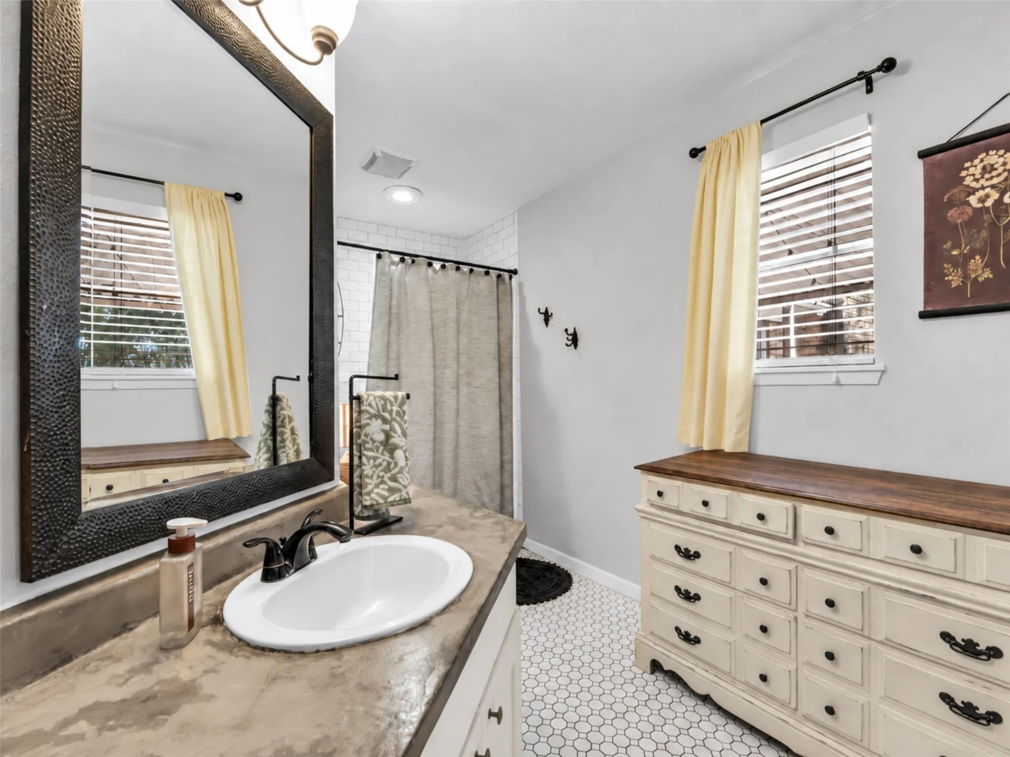 Single Family Residence For Sale in Mc Lennan County , 1007 Melrose Drive, Waco, Texas 76710, 3 Bedroom, 2 Bathroom, Garage spaces, 2,042 Sqft, built in 1965, mls#21379938, Real Estate Agent in Waco, Homes For Sale in Mc Lennan county, Homes For Sale in Waco, Realtor in Waco Texas, Real Estate Brokerage Independent Realty Texas, Luminita Cordes Realtor