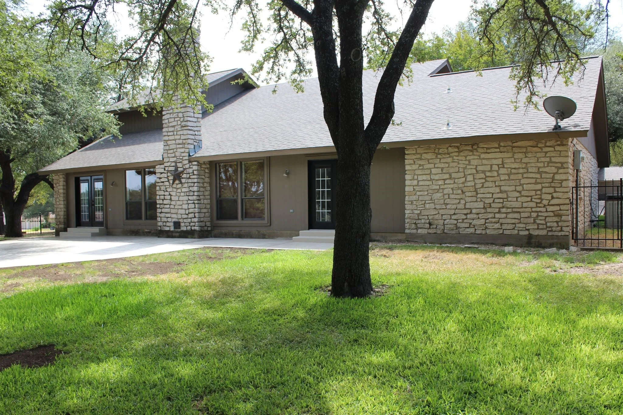 Single Family Residence For Sale in Erath County , 115 Sandra Palmer Street, Stephenville, Texas 76401, 4 Bedroom, 3 Bathroom, 2 Garage spaces, 2,678 Sqft, built in 1982, mls#21380540, Real Estate Agent in Stephenville, Homes For Sale in Erath county, Homes For Sale in Stephenville, Realtor in Stephenville Texas, Real Estate Brokerage Independent Realty Texas, Luminita Cordes Realtor