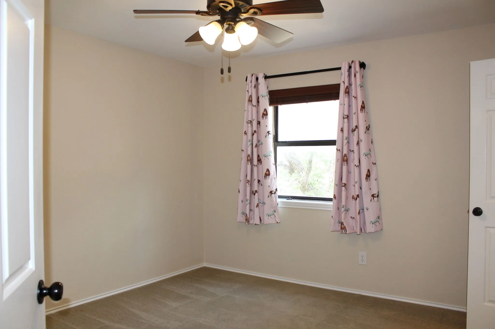 Single Family Residence For Sale in Erath County , 115 Sandra Palmer Street, Stephenville, Texas 76401, 4 Bedroom, 3 Bathroom, 2 Garage spaces, 2,678 Sqft, built in 1982, mls#21380540, Real Estate Agent in Stephenville, Homes For Sale in Erath county, Homes For Sale in Stephenville, Realtor in Stephenville Texas, Real Estate Brokerage Independent Realty Texas, Luminita Cordes Realtor