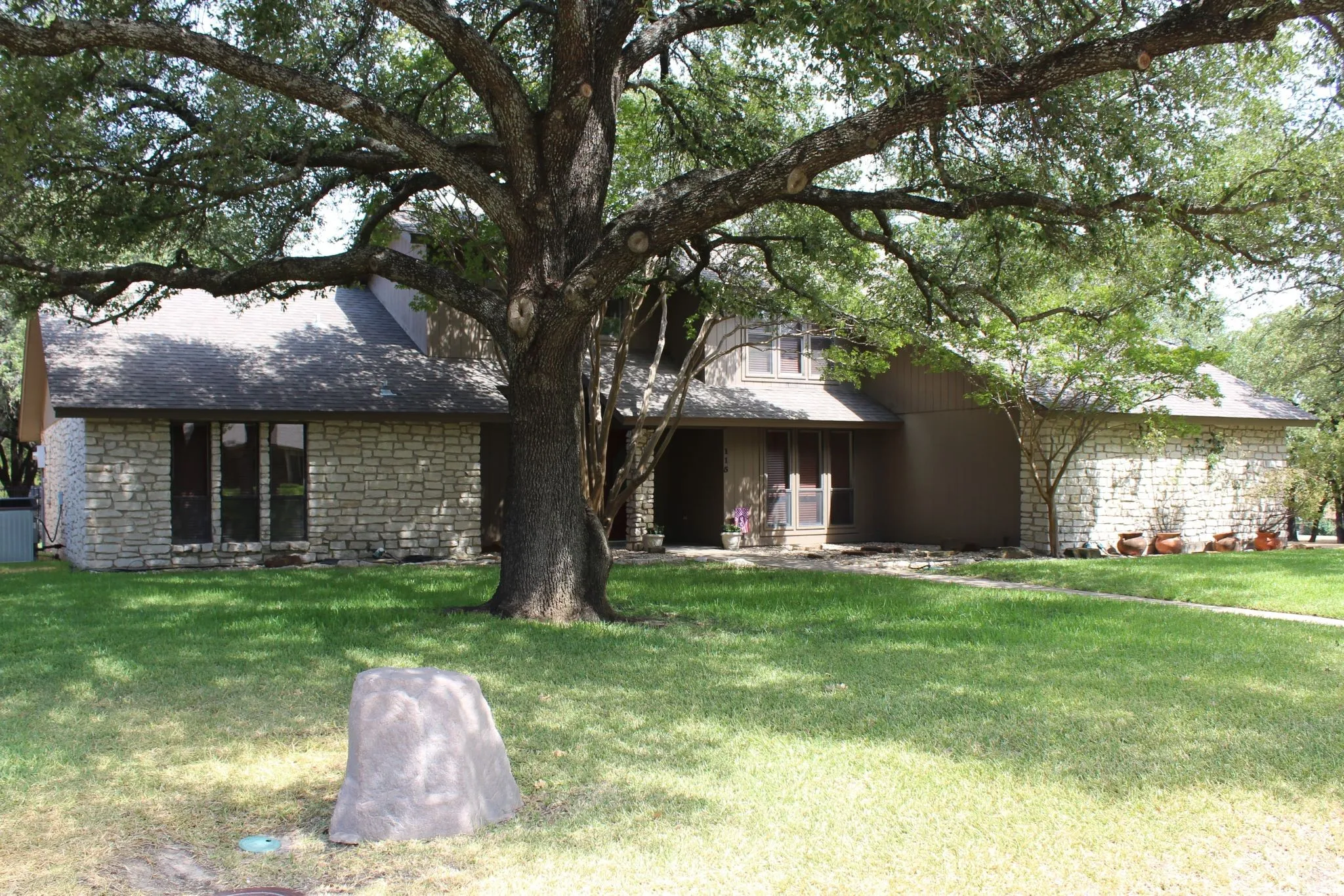 Single Family Residence For Sale in Erath County , 115 Sandra Palmer Street, Stephenville, Texas 76401, 4 Bedroom, 3 Bathroom, 2 Garage spaces, 2,678 Sqft, built in 1982, mls#21380540, Real Estate Agent in Stephenville, Homes For Sale in Erath county, Homes For Sale in Stephenville, Realtor in Stephenville Texas, Real Estate Brokerage Independent Realty Texas, Luminita Cordes Realtor