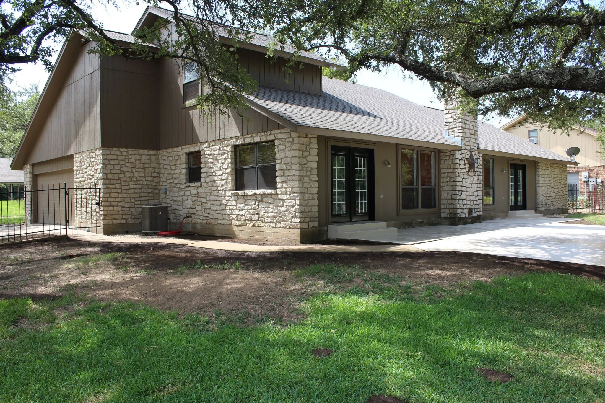 Single Family Residence For Sale in Erath County , 115 Sandra Palmer Street, Stephenville, Texas 76401, 4 Bedroom, 3 Bathroom, 2 Garage spaces, 2,678 Sqft, built in 1982, mls#21380540, Real Estate Agent in Stephenville, Homes For Sale in Erath county, Homes For Sale in Stephenville, Realtor in Stephenville Texas, Real Estate Brokerage Independent Realty Texas, Luminita Cordes Realtor