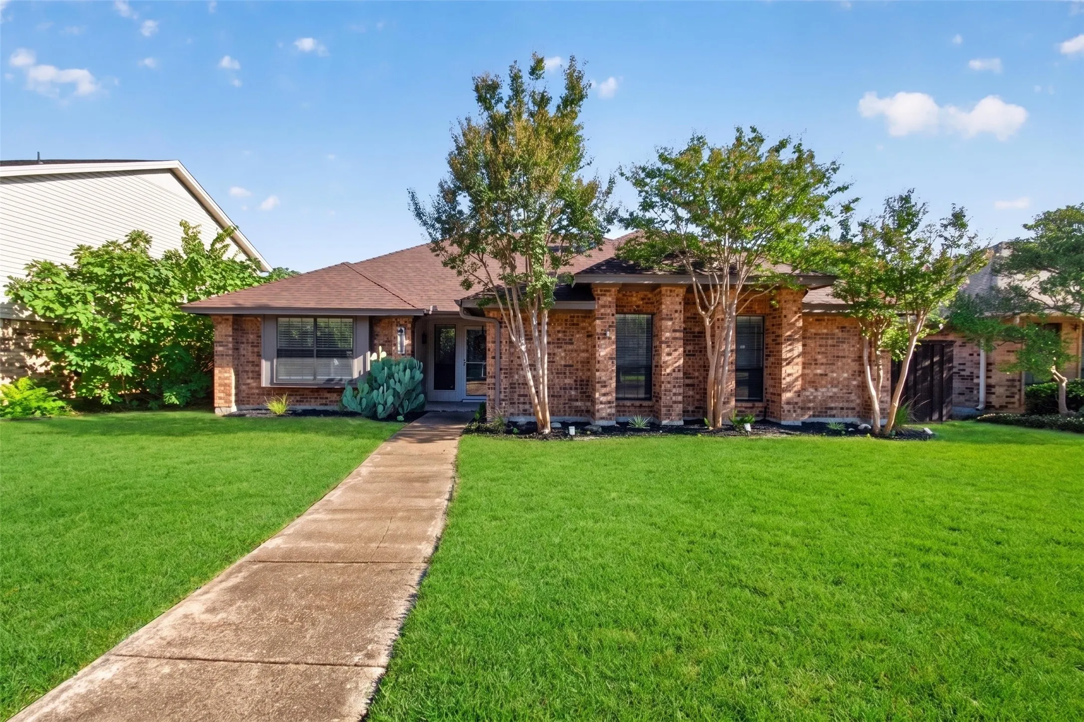Single Family Residence For Sale in Dallas County , 9107 Sweetwater Drive, Dallas, Texas 75228, 3 Bedroom, 2 Bathroom, 2 Garage spaces, 2,019 Sqft, built in 1982, mls#21380528, Real Estate Agent in Dallas, Homes For Sale in Dallas county, Homes For Sale in Dallas, Realtor in Dallas Texas, Real Estate Brokerage Independent Realty Texas, Luminita Cordes Realtor