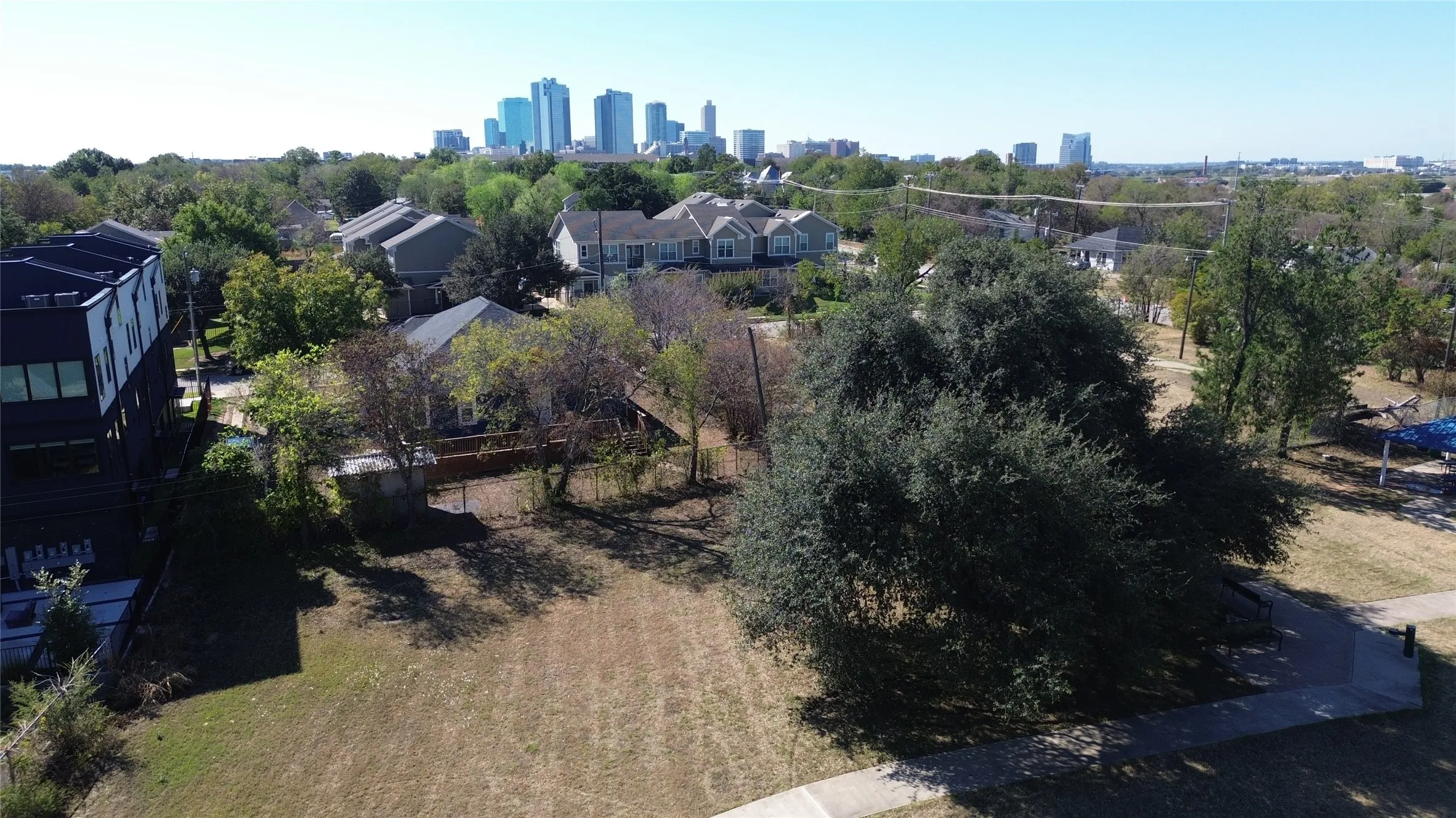 1013 Poindexter, Traders Oak, & the downtown Fort Worth skyline.