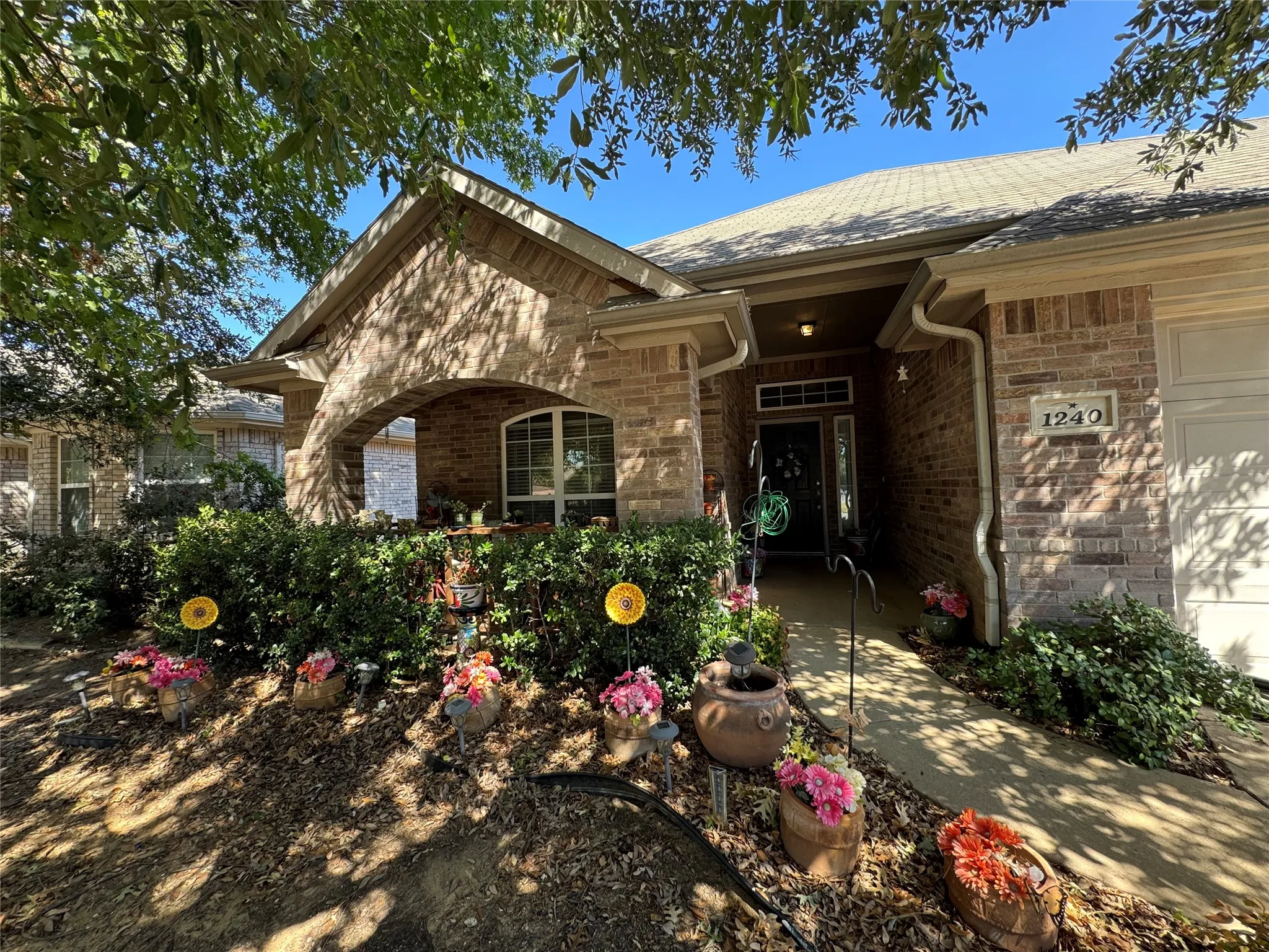Single Family Residence For Sale in Tarrant County , 1240 Cottonwood Drive, Crowley, Texas 76036, 3 Bedroom, 2 Bathroom, 2 Garage spaces, 1,756 Sqft, built in 2008, mls#21380485, Real Estate Agent in Crowley, Homes For Sale in Tarrant county, Homes For Sale in Crowley, Realtor in Crowley Texas, Real Estate Brokerage Independent Realty Texas, Luminita Cordes Realtor