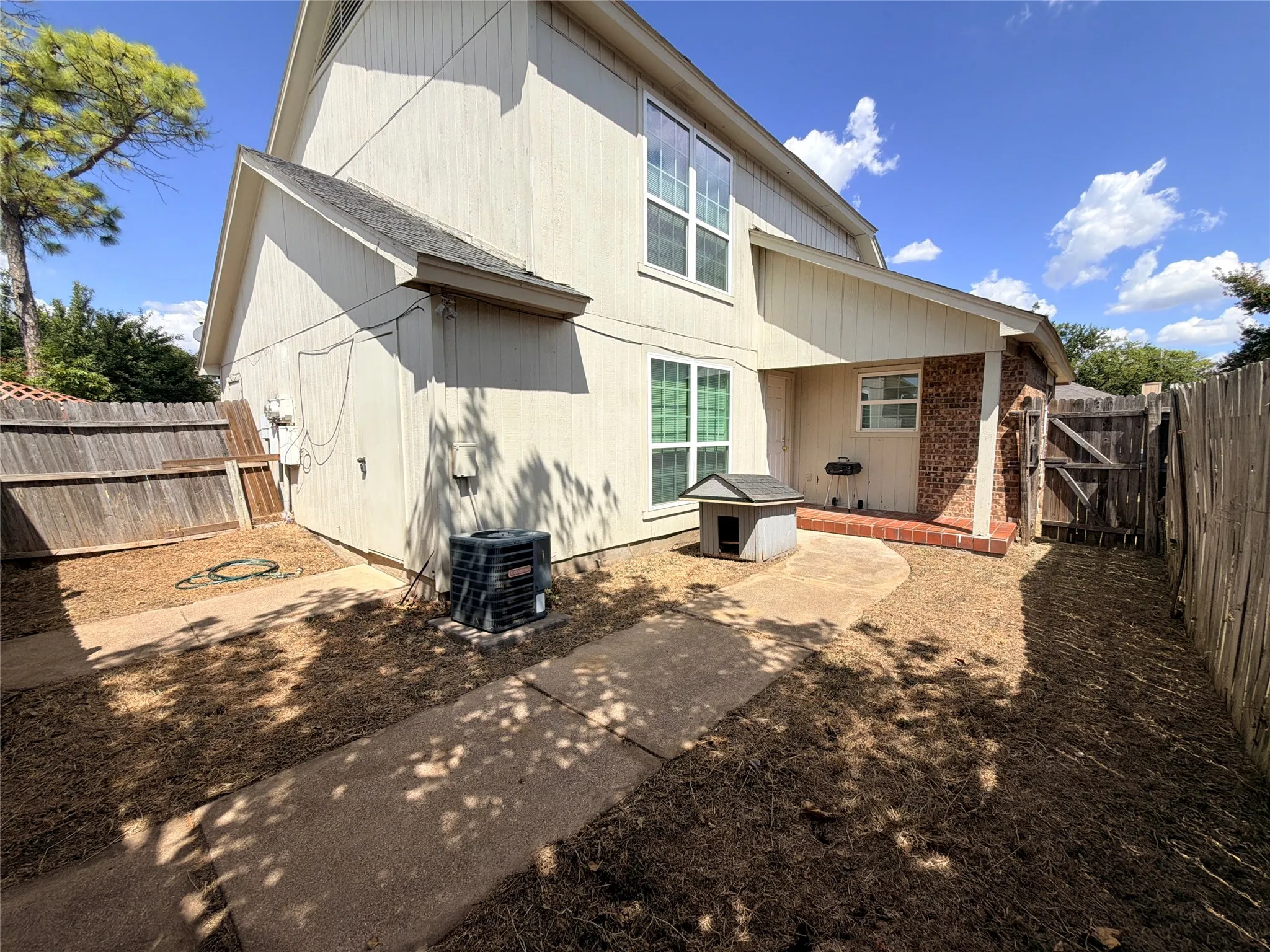 Duplex For Rent in Tarrant County , 2410 Summer Place Drive, Arlington, Texas 76014, 2 Bedroom, 2 Bathroom, Garage spaces, 2,466 Sqft, built in 1984, mls#21380575, Real Estate Agent in Arlington, Homes For Rent in Tarrant county, Homes For Rent in Arlington, Realtor in Arlington Texas, Real Estate Brokerage Independent Realty Texas, Luminita Cordes Realtor