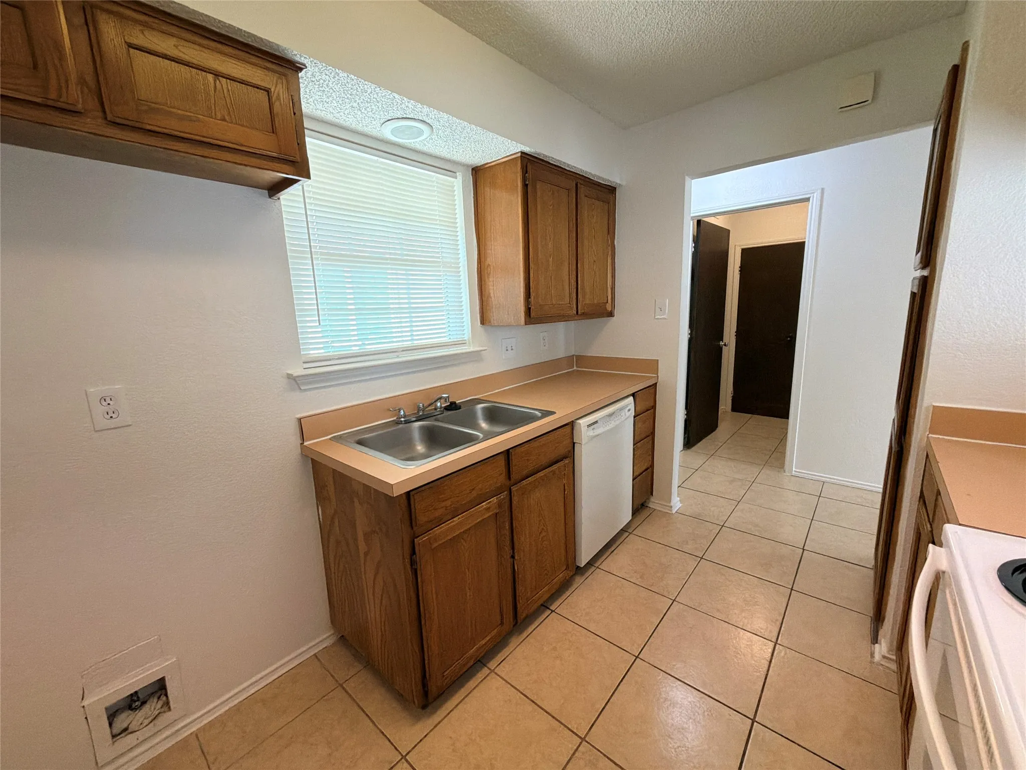 Duplex For Rent in Tarrant County , 2410 Summer Place Drive, Arlington, Texas 76014, 2 Bedroom, 2 Bathroom, Garage spaces, 2,466 Sqft, built in 1984, mls#21380575, Real Estate Agent in Arlington, Homes For Rent in Tarrant county, Homes For Rent in Arlington, Realtor in Arlington Texas, Real Estate Brokerage Independent Realty Texas, Luminita Cordes Realtor