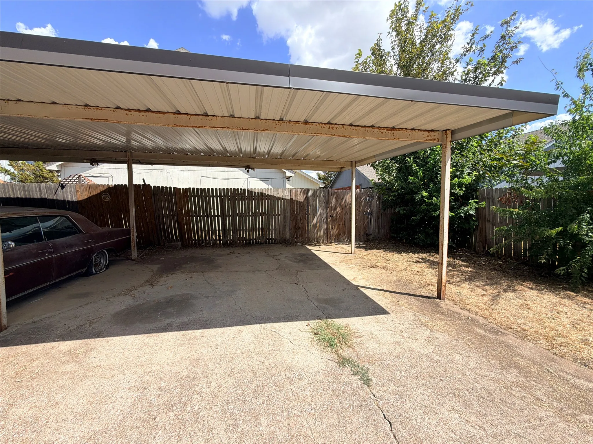 Duplex For Rent in Tarrant County , 2410 Summer Place Drive, Arlington, Texas 76014, 2 Bedroom, 2 Bathroom, Garage spaces, 2,466 Sqft, built in 1984, mls#21380575, Real Estate Agent in Arlington, Homes For Rent in Tarrant county, Homes For Rent in Arlington, Realtor in Arlington Texas, Real Estate Brokerage Independent Realty Texas, Luminita Cordes Realtor