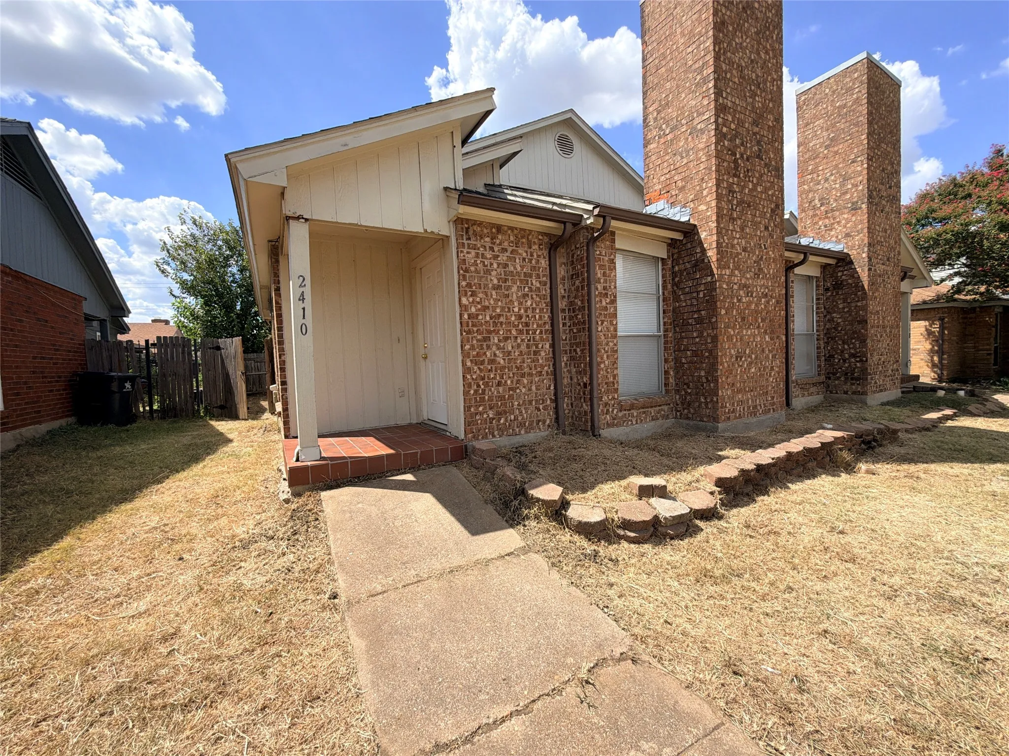 Duplex For Rent in Tarrant County , 2410 Summer Place Drive, Arlington, Texas 76014, 2 Bedroom, 2 Bathroom, Garage spaces, 2,466 Sqft, built in 1984, mls#21380575, Real Estate Agent in Arlington, Homes For Rent in Tarrant county, Homes For Rent in Arlington, Realtor in Arlington Texas, Real Estate Brokerage Independent Realty Texas, Luminita Cordes Realtor
