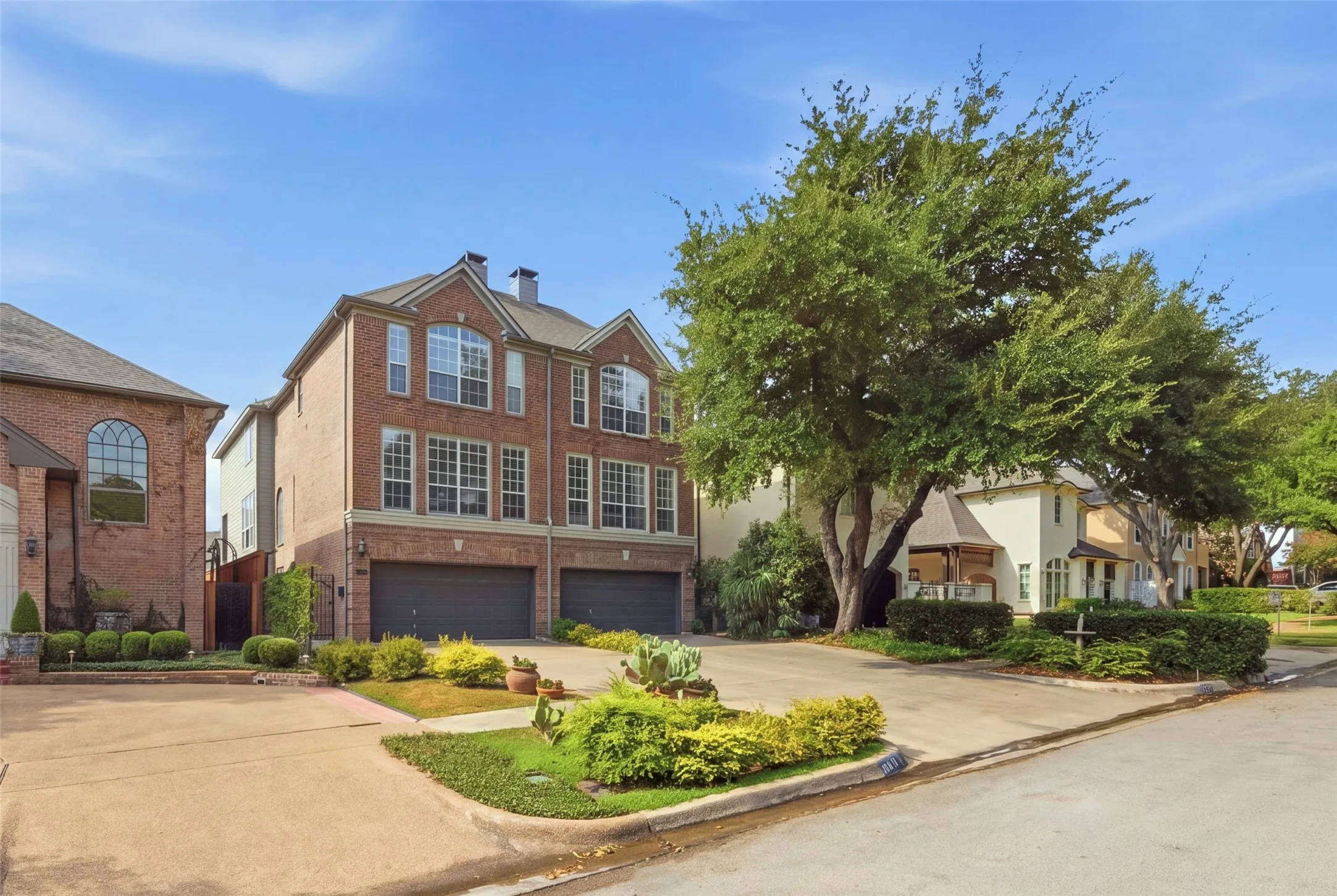 Townhouse For Sale in Tarrant County , 4811 Lafayette Avenue, Fort Worth, Texas 76107, 3 Bedroom, 4 Bathroom, 2 Garage spaces, 3,675 Sqft, built in 1998, mls#21378527, Real Estate Agent in Fort Worth, Homes For Sale in Tarrant county, Homes For Sale in Fort Worth, Realtor in Fort Worth Texas, Real Estate Brokerage Independent Realty Texas, Luminita Cordes Realtor