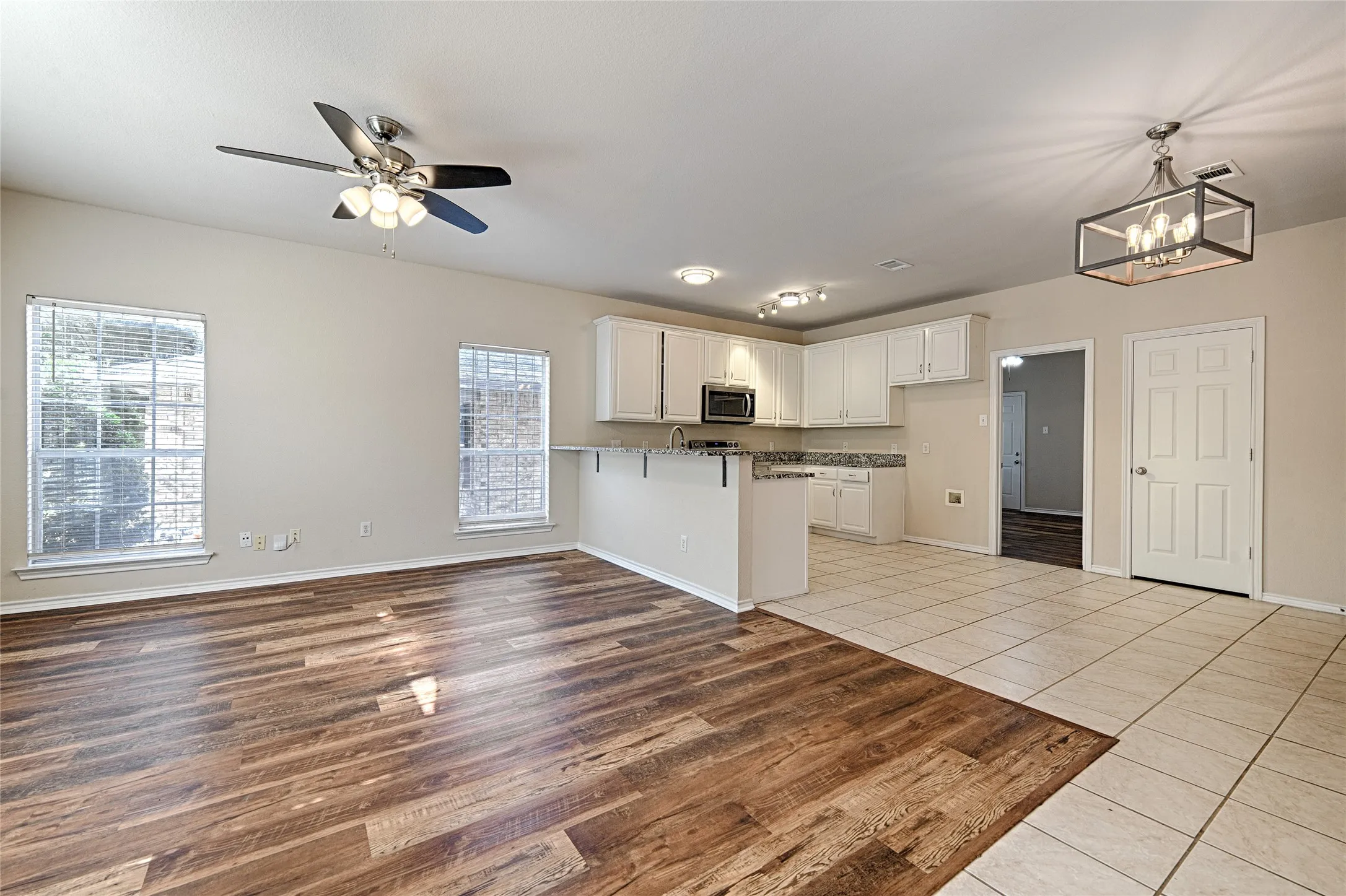 8659 Holly Livingroom