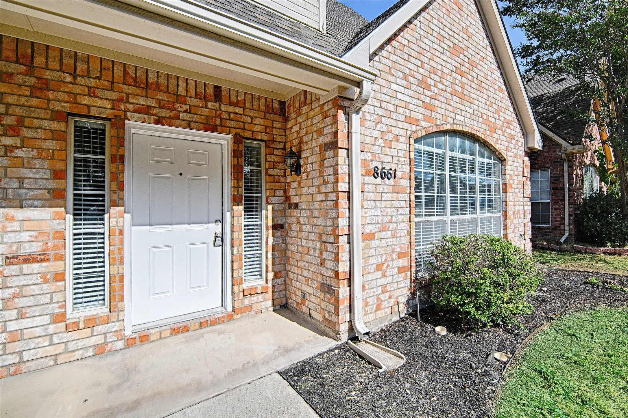 8661 Holly Front