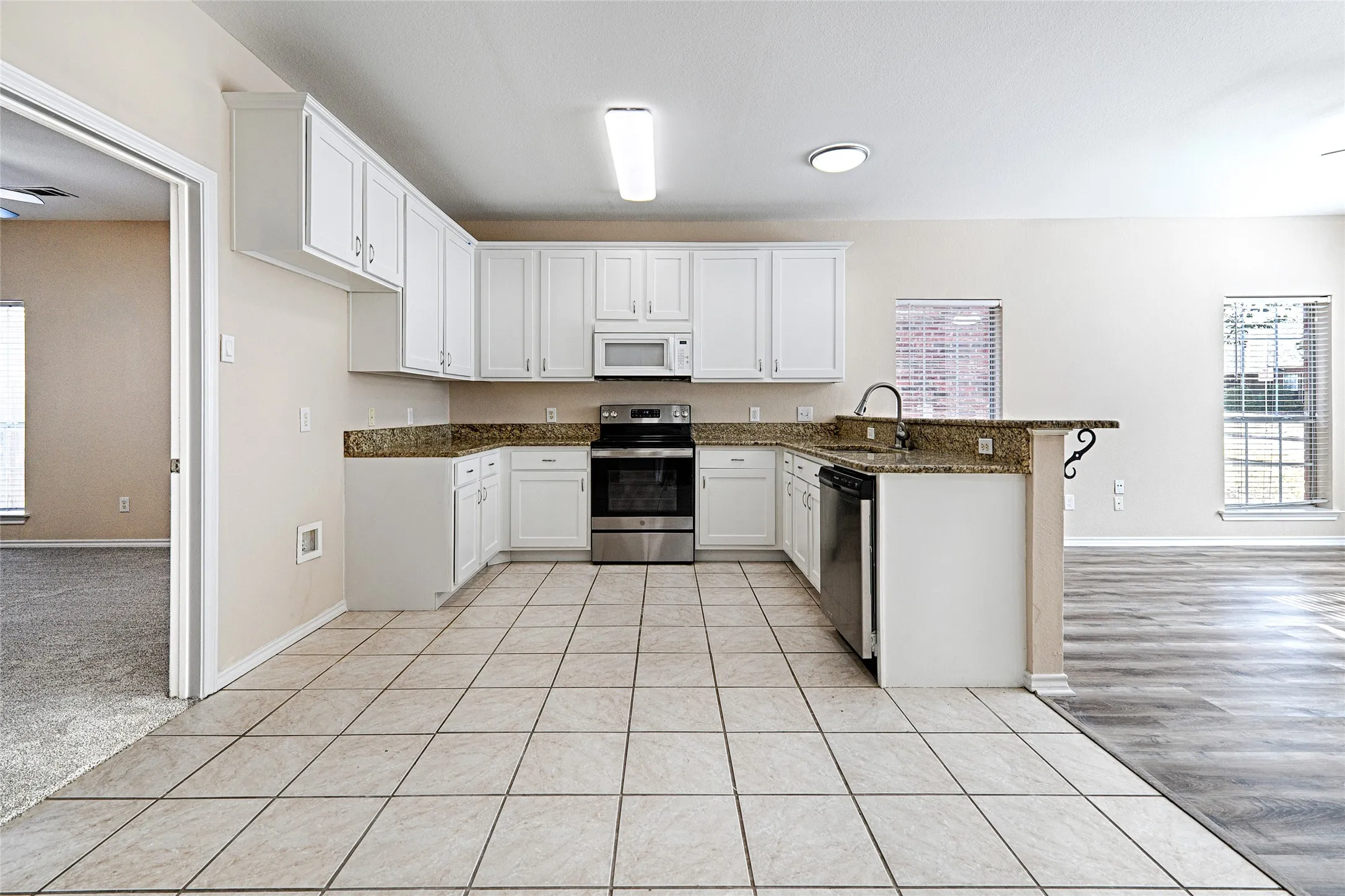 8661 Holly Dining area