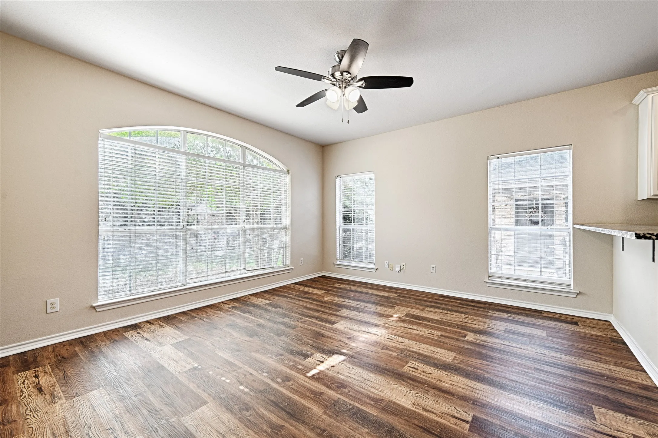 8659 Holly Livingroom