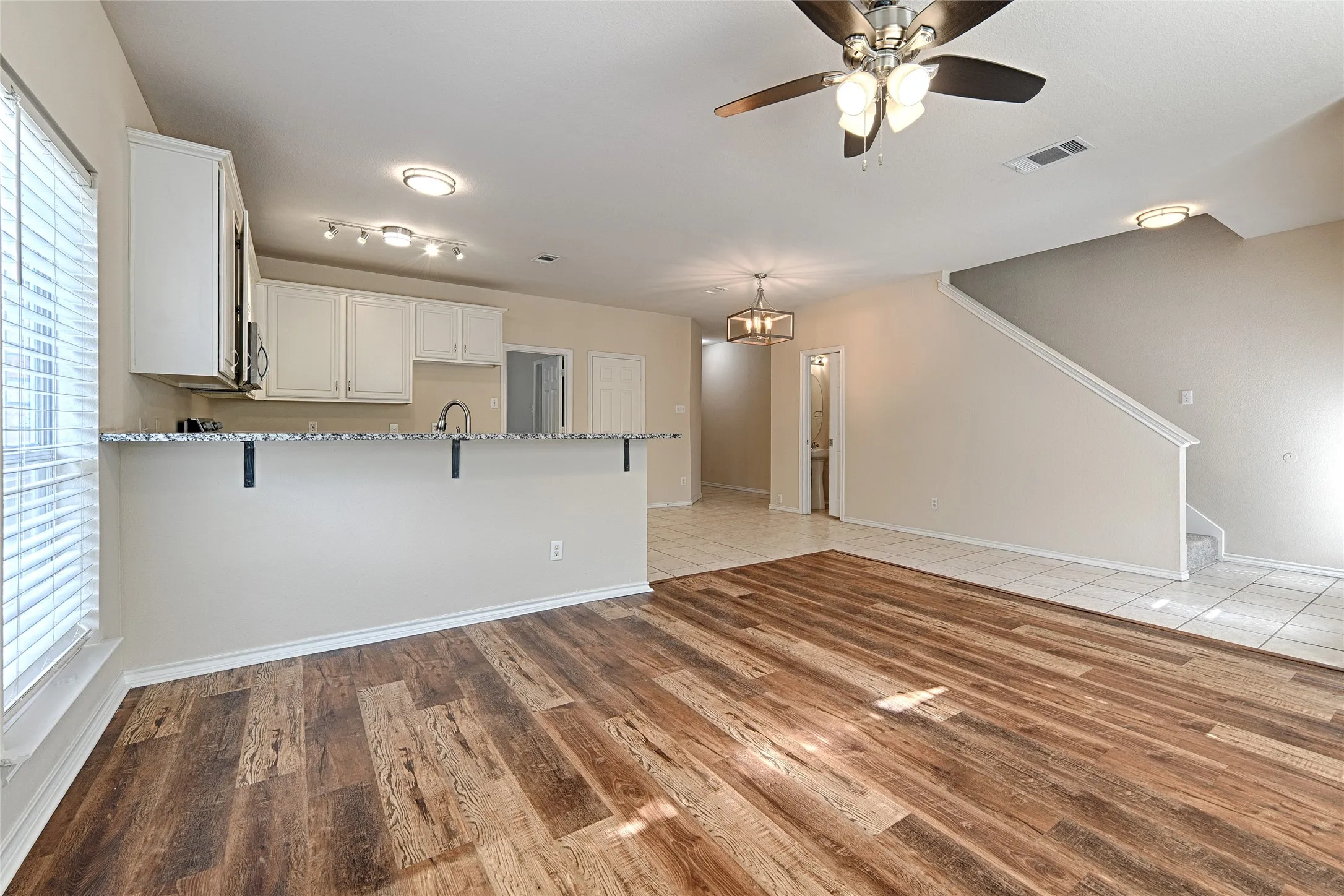 8659 Holly Livingroom