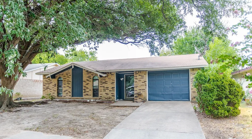 Single Family Residence For Sale in Dallas County , 2633 Santa Anna Drive, Grand Prairie, Texas 75052, 3 Bedroom, 2 Bathroom, 1 Garage spaces, 1,224 Sqft, built in 1974, mls#21380583, Real Estate Agent in Grand Prairie, Homes For Sale in Dallas county, Homes For Sale in Grand Prairie, Realtor in Grand Prairie Texas, Real Estate Brokerage Independent Realty Texas, Luminita Cordes Realtor