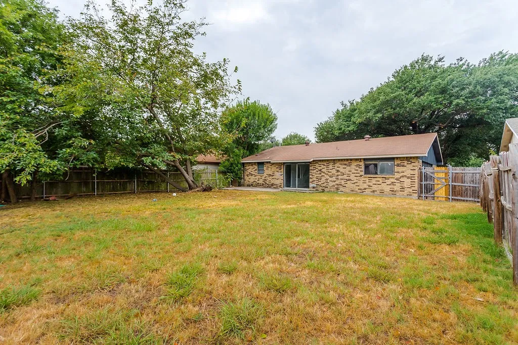 Single Family Residence For Sale in Dallas County , 2633 Santa Anna Drive, Grand Prairie, Texas 75052, 3 Bedroom, 2 Bathroom, 1 Garage spaces, 1,224 Sqft, built in 1974, mls#21380583, Real Estate Agent in Grand Prairie, Homes For Sale in Dallas county, Homes For Sale in Grand Prairie, Realtor in Grand Prairie Texas, Real Estate Brokerage Independent Realty Texas, Luminita Cordes Realtor