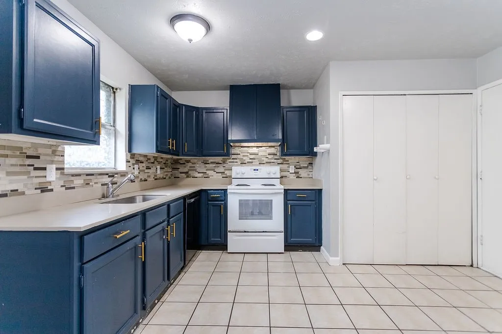 Single Family Residence For Sale in Dallas County , 2633 Santa Anna Drive, Grand Prairie, Texas 75052, 3 Bedroom, 2 Bathroom, 1 Garage spaces, 1,224 Sqft, built in 1974, mls#21380583, Real Estate Agent in Grand Prairie, Homes For Sale in Dallas county, Homes For Sale in Grand Prairie, Realtor in Grand Prairie Texas, Real Estate Brokerage Independent Realty Texas, Luminita Cordes Realtor