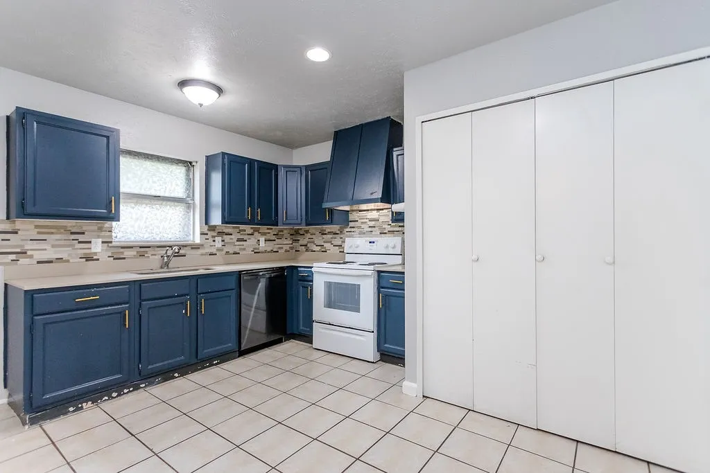 Single Family Residence For Sale in Dallas County , 2633 Santa Anna Drive, Grand Prairie, Texas 75052, 3 Bedroom, 2 Bathroom, 1 Garage spaces, 1,224 Sqft, built in 1974, mls#21380583, Real Estate Agent in Grand Prairie, Homes For Sale in Dallas county, Homes For Sale in Grand Prairie, Realtor in Grand Prairie Texas, Real Estate Brokerage Independent Realty Texas, Luminita Cordes Realtor
