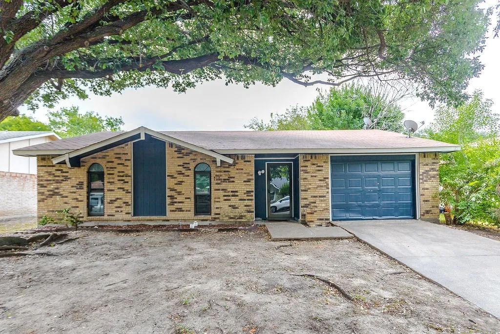 Single Family Residence For Sale in Dallas County , 2633 Santa Anna Drive, Grand Prairie, Texas 75052, 3 Bedroom, 2 Bathroom, 1 Garage spaces, 1,224 Sqft, built in 1974, mls#21380583, Real Estate Agent in Grand Prairie, Homes For Sale in Dallas county, Homes For Sale in Grand Prairie, Realtor in Grand Prairie Texas, Real Estate Brokerage Independent Realty Texas, Luminita Cordes Realtor