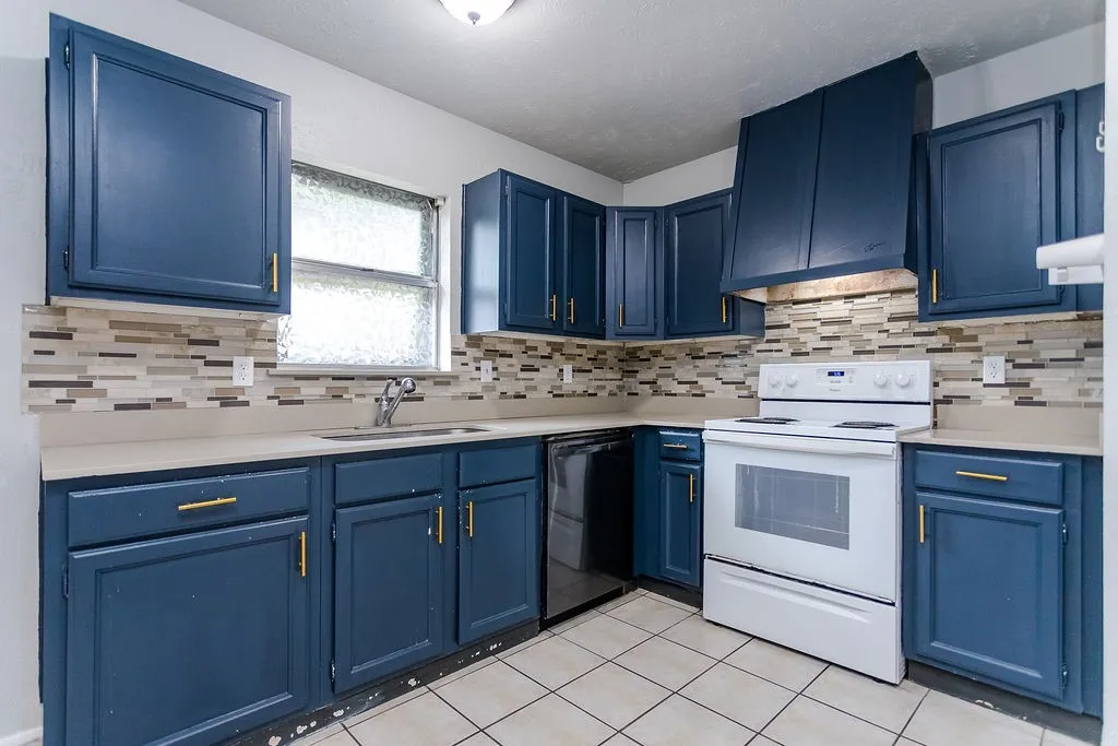 Single Family Residence For Sale in Dallas County , 2633 Santa Anna Drive, Grand Prairie, Texas 75052, 3 Bedroom, 2 Bathroom, 1 Garage spaces, 1,224 Sqft, built in 1974, mls#21380583, Real Estate Agent in Grand Prairie, Homes For Sale in Dallas county, Homes For Sale in Grand Prairie, Realtor in Grand Prairie Texas, Real Estate Brokerage Independent Realty Texas, Luminita Cordes Realtor