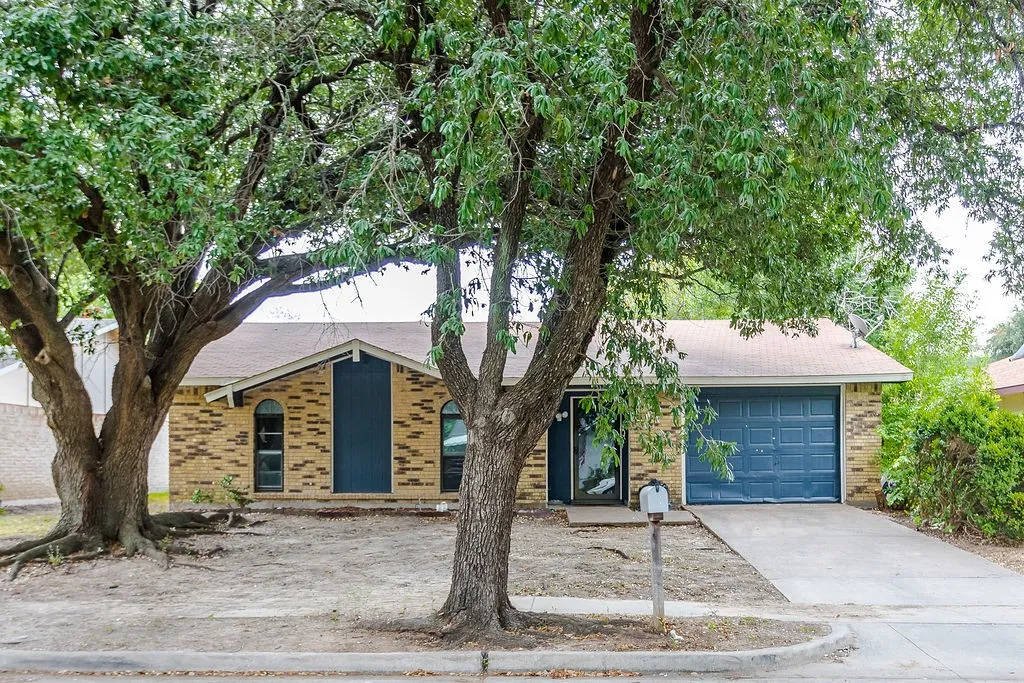 Single Family Residence For Sale in Dallas County , 2633 Santa Anna Drive, Grand Prairie, Texas 75052, 3 Bedroom, 2 Bathroom, 1 Garage spaces, 1,224 Sqft, built in 1974, mls#21380583, Real Estate Agent in Grand Prairie, Homes For Sale in Dallas county, Homes For Sale in Grand Prairie, Realtor in Grand Prairie Texas, Real Estate Brokerage Independent Realty Texas, Luminita Cordes Realtor