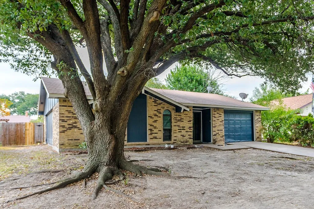 Single Family Residence For Sale in Dallas County , 2633 Santa Anna Drive, Grand Prairie, Texas 75052, 3 Bedroom, 2 Bathroom, 1 Garage spaces, 1,224 Sqft, built in 1974, mls#21380583, Real Estate Agent in Grand Prairie, Homes For Sale in Dallas county, Homes For Sale in Grand Prairie, Realtor in Grand Prairie Texas, Real Estate Brokerage Independent Realty Texas, Luminita Cordes Realtor