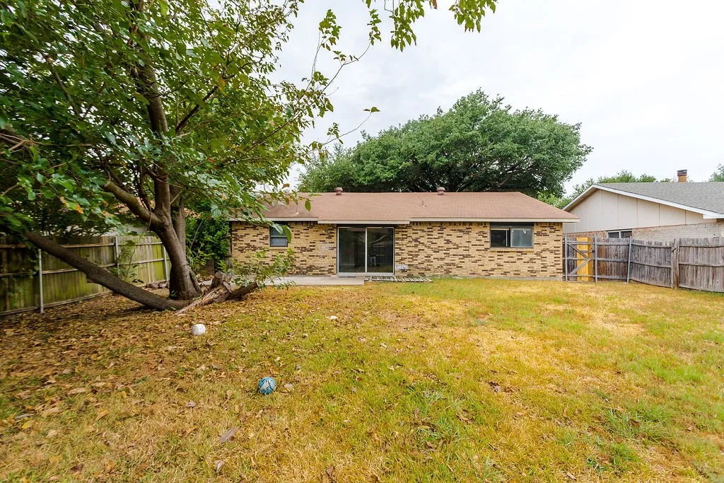 Single Family Residence For Sale in Dallas County , 2633 Santa Anna Drive, Grand Prairie, Texas 75052, 3 Bedroom, 2 Bathroom, 1 Garage spaces, 1,224 Sqft, built in 1974, mls#21380583, Real Estate Agent in Grand Prairie, Homes For Sale in Dallas county, Homes For Sale in Grand Prairie, Realtor in Grand Prairie Texas, Real Estate Brokerage Independent Realty Texas, Luminita Cordes Realtor