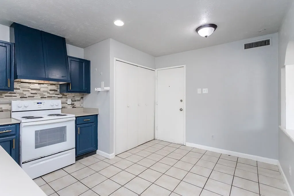 Single Family Residence For Sale in Dallas County , 2633 Santa Anna Drive, Grand Prairie, Texas 75052, 3 Bedroom, 2 Bathroom, 1 Garage spaces, 1,224 Sqft, built in 1974, mls#21380583, Real Estate Agent in Grand Prairie, Homes For Sale in Dallas county, Homes For Sale in Grand Prairie, Realtor in Grand Prairie Texas, Real Estate Brokerage Independent Realty Texas, Luminita Cordes Realtor