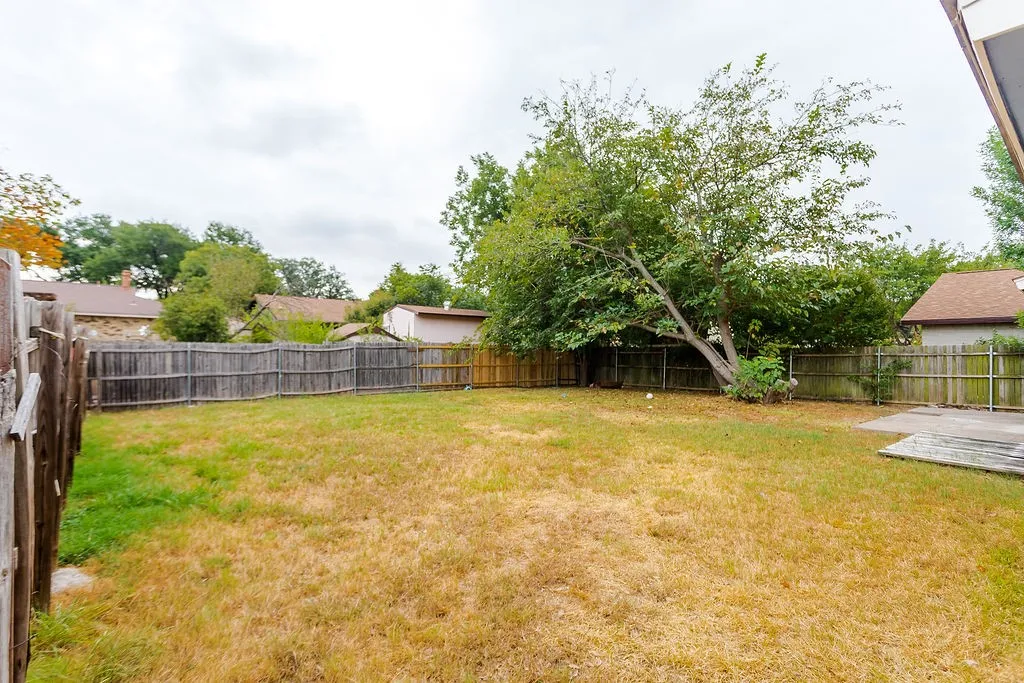 Single Family Residence For Sale in Dallas County , 2633 Santa Anna Drive, Grand Prairie, Texas 75052, 3 Bedroom, 2 Bathroom, 1 Garage spaces, 1,224 Sqft, built in 1974, mls#21380583, Real Estate Agent in Grand Prairie, Homes For Sale in Dallas county, Homes For Sale in Grand Prairie, Realtor in Grand Prairie Texas, Real Estate Brokerage Independent Realty Texas, Luminita Cordes Realtor