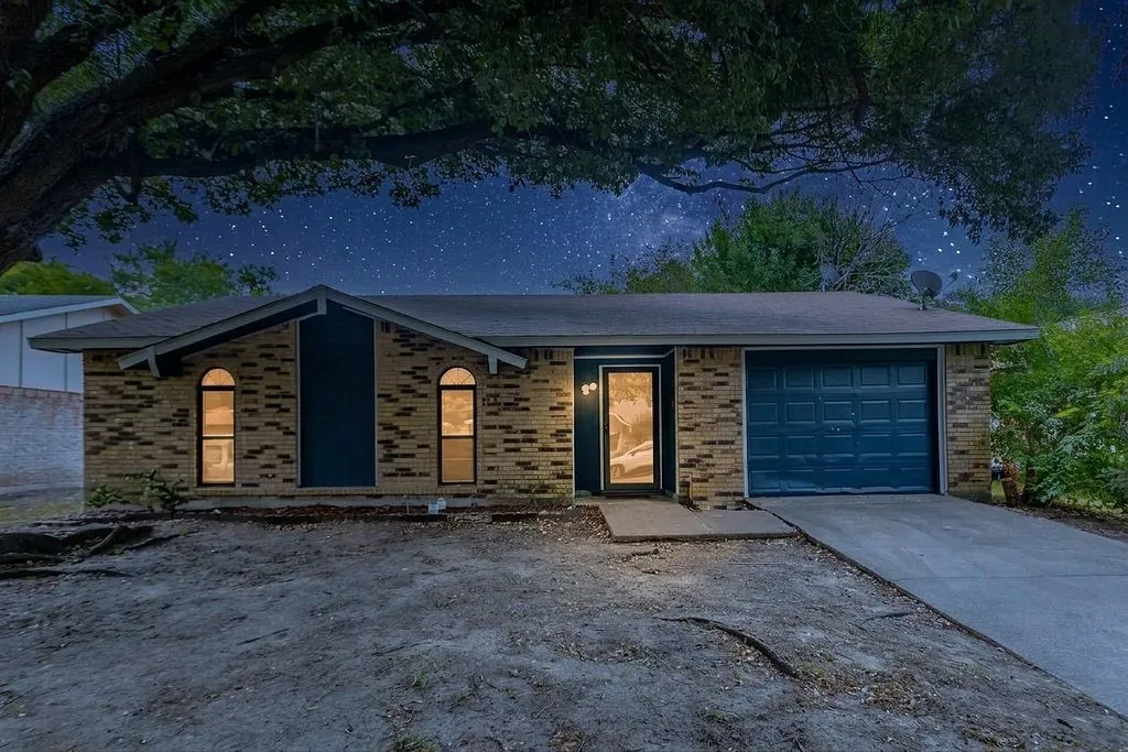 Single Family Residence For Sale in Dallas County , 2633 Santa Anna Drive, Grand Prairie, Texas 75052, 3 Bedroom, 2 Bathroom, 1 Garage spaces, 1,224 Sqft, built in 1974, mls#21380583, Real Estate Agent in Grand Prairie, Homes For Sale in Dallas county, Homes For Sale in Grand Prairie, Realtor in Grand Prairie Texas, Real Estate Brokerage Independent Realty Texas, Luminita Cordes Realtor