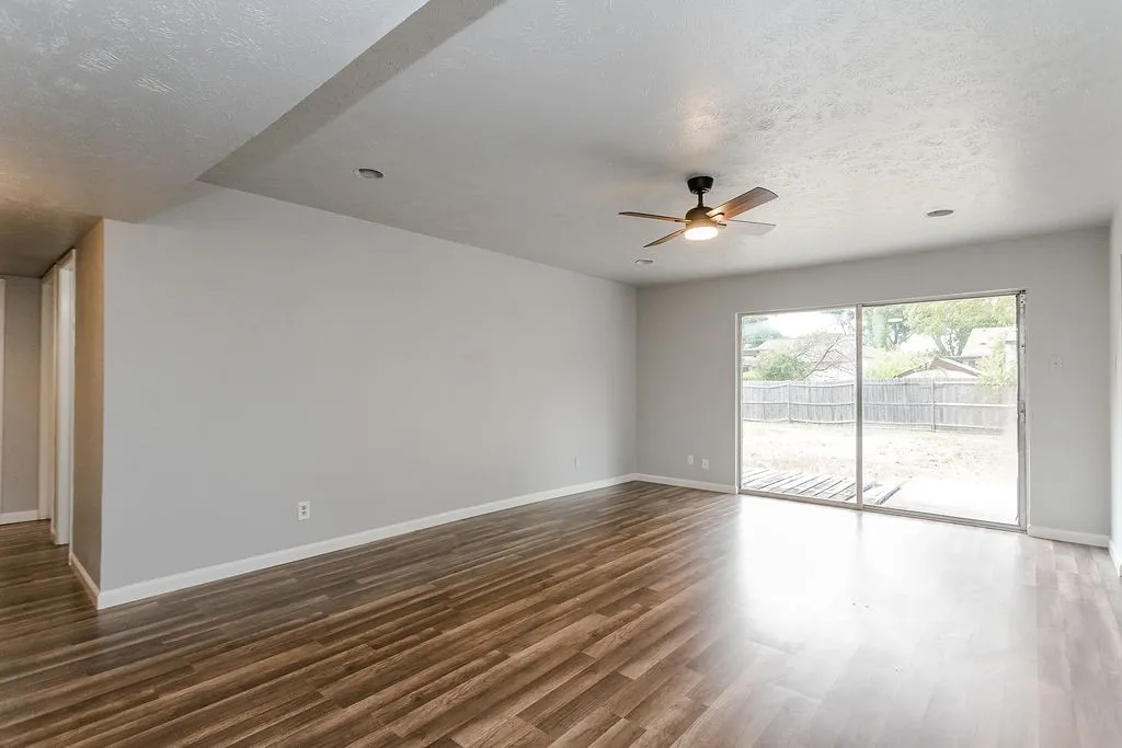 Single Family Residence For Sale in Dallas County , 2633 Santa Anna Drive, Grand Prairie, Texas 75052, 3 Bedroom, 2 Bathroom, 1 Garage spaces, 1,224 Sqft, built in 1974, mls#21380583, Real Estate Agent in Grand Prairie, Homes For Sale in Dallas county, Homes For Sale in Grand Prairie, Realtor in Grand Prairie Texas, Real Estate Brokerage Independent Realty Texas, Luminita Cordes Realtor