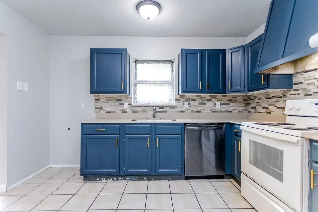 Single Family Residence For Sale in Dallas County , 2633 Santa Anna Drive, Grand Prairie, Texas 75052, 3 Bedroom, 2 Bathroom, 1 Garage spaces, 1,224 Sqft, built in 1974, mls#21380583, Real Estate Agent in Grand Prairie, Homes For Sale in Dallas county, Homes For Sale in Grand Prairie, Realtor in Grand Prairie Texas, Real Estate Brokerage Independent Realty Texas, Luminita Cordes Realtor
