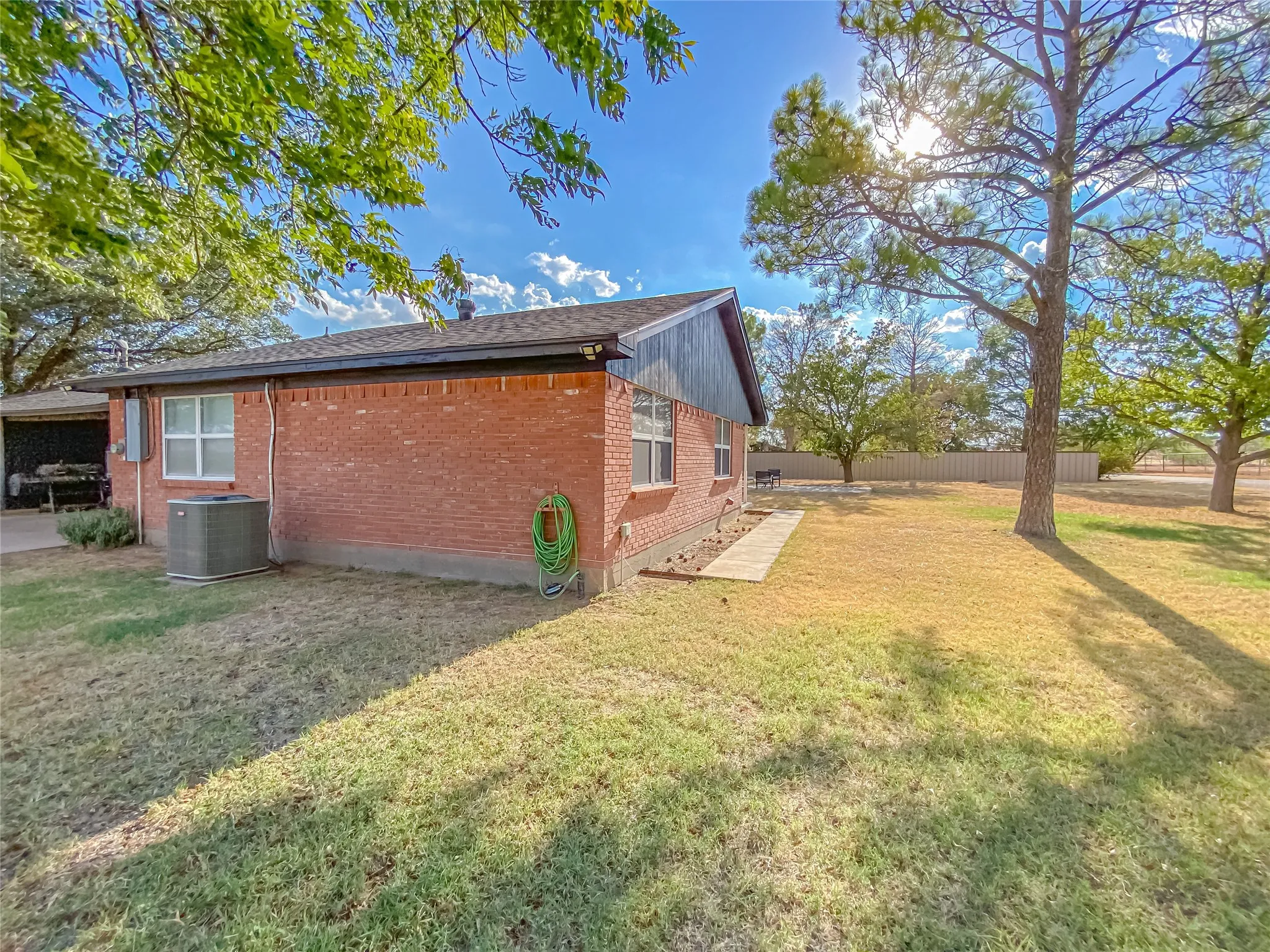 Single Family Residence For Sale in Nolan County , 309 County Road 370, Sweetwater, Texas 79556, 3 Bedroom, 2 Bathroom, 2 Garage spaces, 1,710 Sqft, built in 1986, mls#21375320, Real Estate Agent in Sweetwater, Homes For Sale in Nolan county, Homes For Sale in Sweetwater, Realtor in Sweetwater Texas, Real Estate Brokerage Independent Realty Texas, Luminita Cordes Realtor