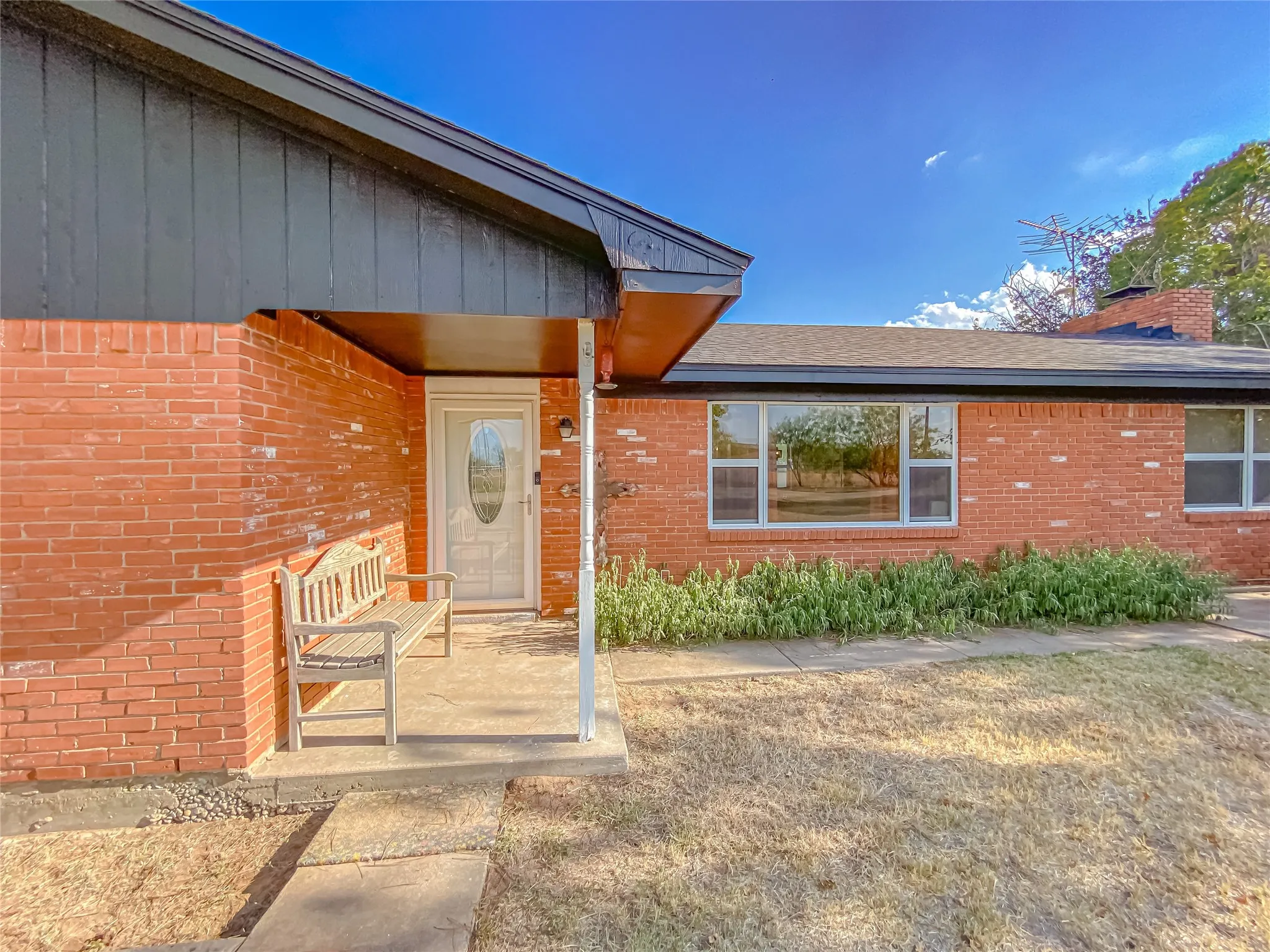 Single Family Residence For Sale in Nolan County , 309 County Road 370, Sweetwater, Texas 79556, 3 Bedroom, 2 Bathroom, 2 Garage spaces, 1,710 Sqft, built in 1986, mls#21375320, Real Estate Agent in Sweetwater, Homes For Sale in Nolan county, Homes For Sale in Sweetwater, Realtor in Sweetwater Texas, Real Estate Brokerage Independent Realty Texas, Luminita Cordes Realtor