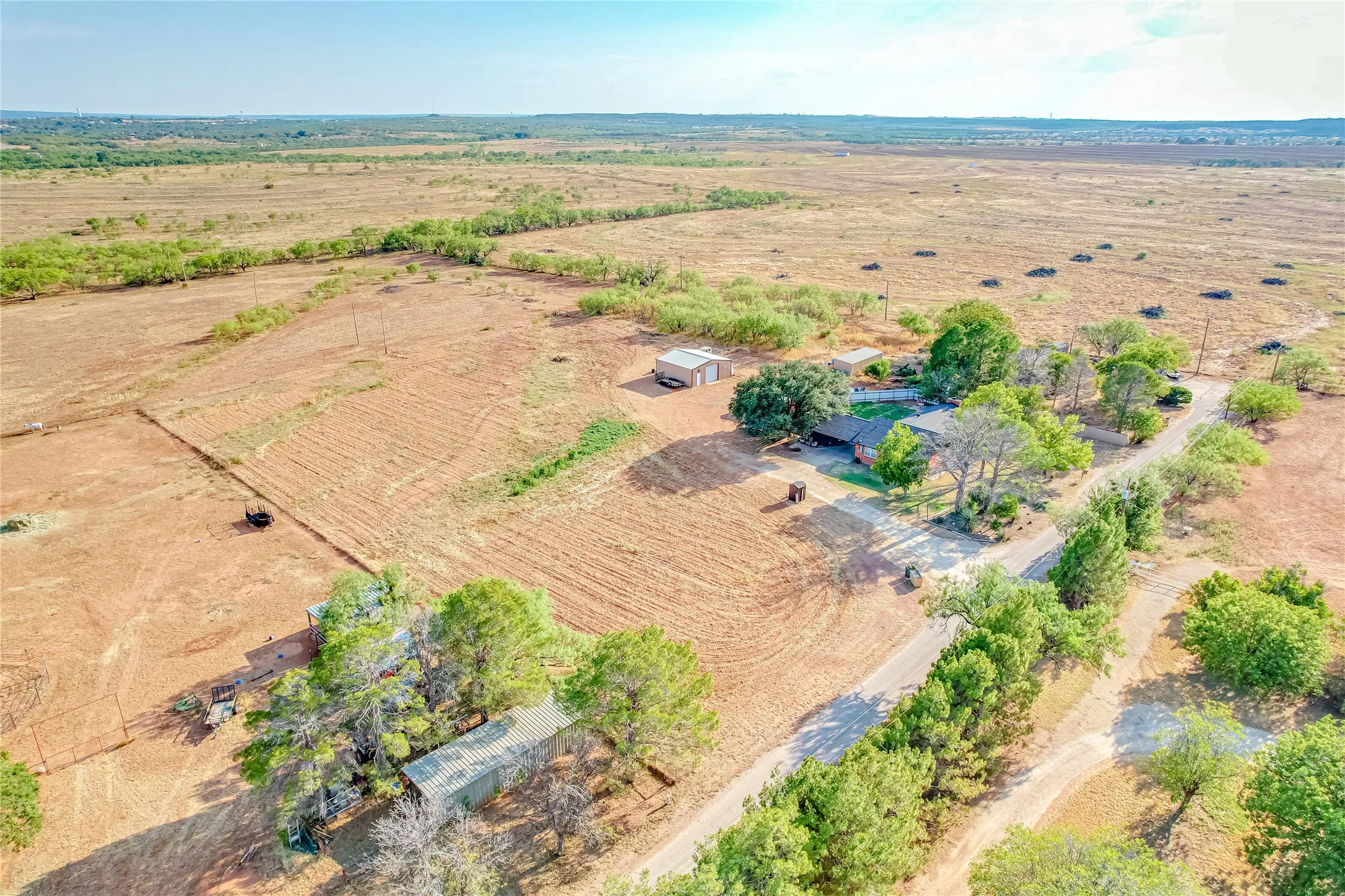 Single Family Residence For Sale in Nolan County , 309 County Road 370, Sweetwater, Texas 79556, 3 Bedroom, 2 Bathroom, 2 Garage spaces, 1,710 Sqft, built in 1986, mls#21375320, Real Estate Agent in Sweetwater, Homes For Sale in Nolan county, Homes For Sale in Sweetwater, Realtor in Sweetwater Texas, Real Estate Brokerage Independent Realty Texas, Luminita Cordes Realtor