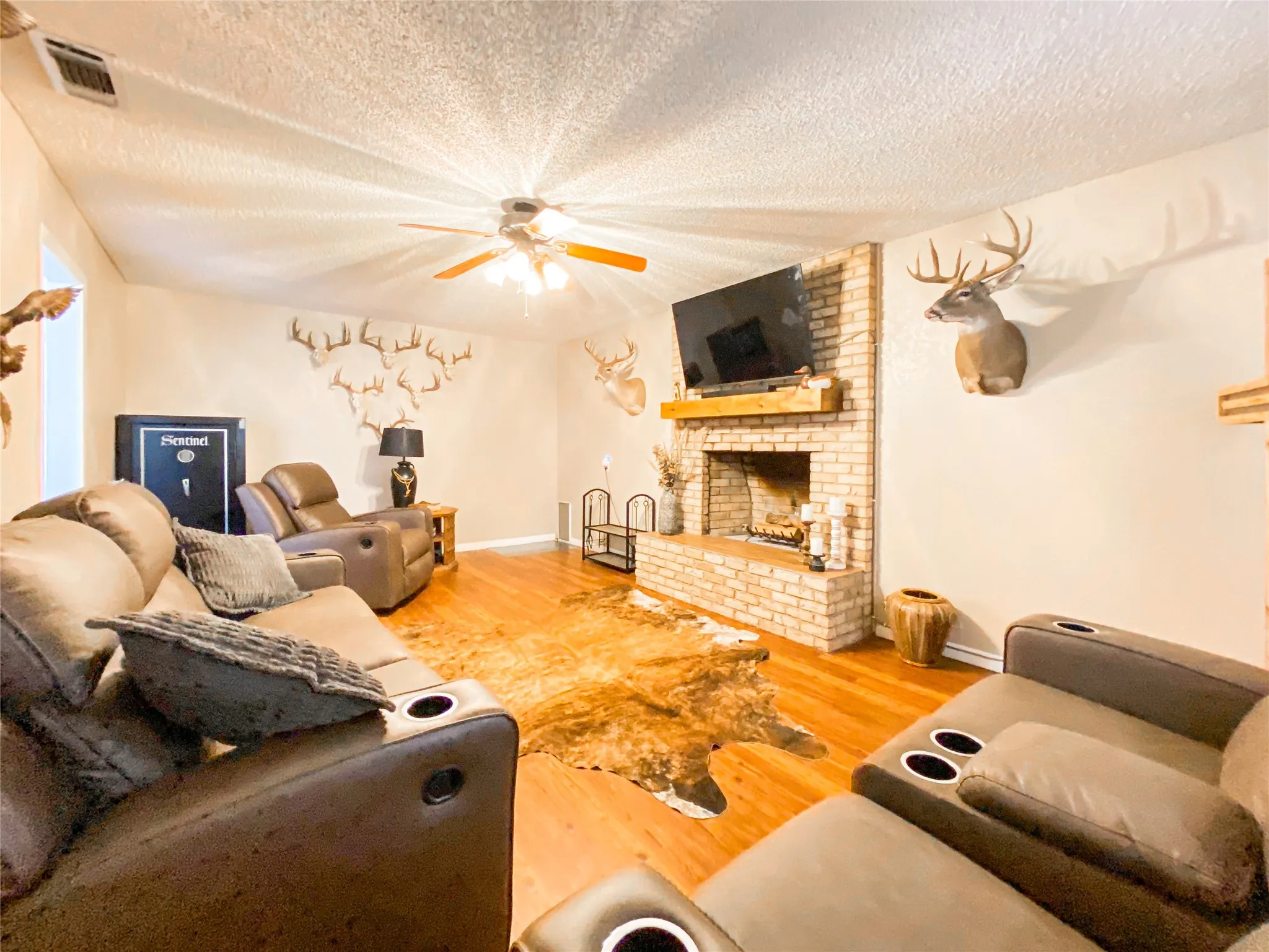 Single Family Residence For Sale in Nolan County , 309 County Road 370, Sweetwater, Texas 79556, 3 Bedroom, 2 Bathroom, 2 Garage spaces, 1,710 Sqft, built in 1986, mls#21375320, Real Estate Agent in Sweetwater, Homes For Sale in Nolan county, Homes For Sale in Sweetwater, Realtor in Sweetwater Texas, Real Estate Brokerage Independent Realty Texas, Luminita Cordes Realtor
