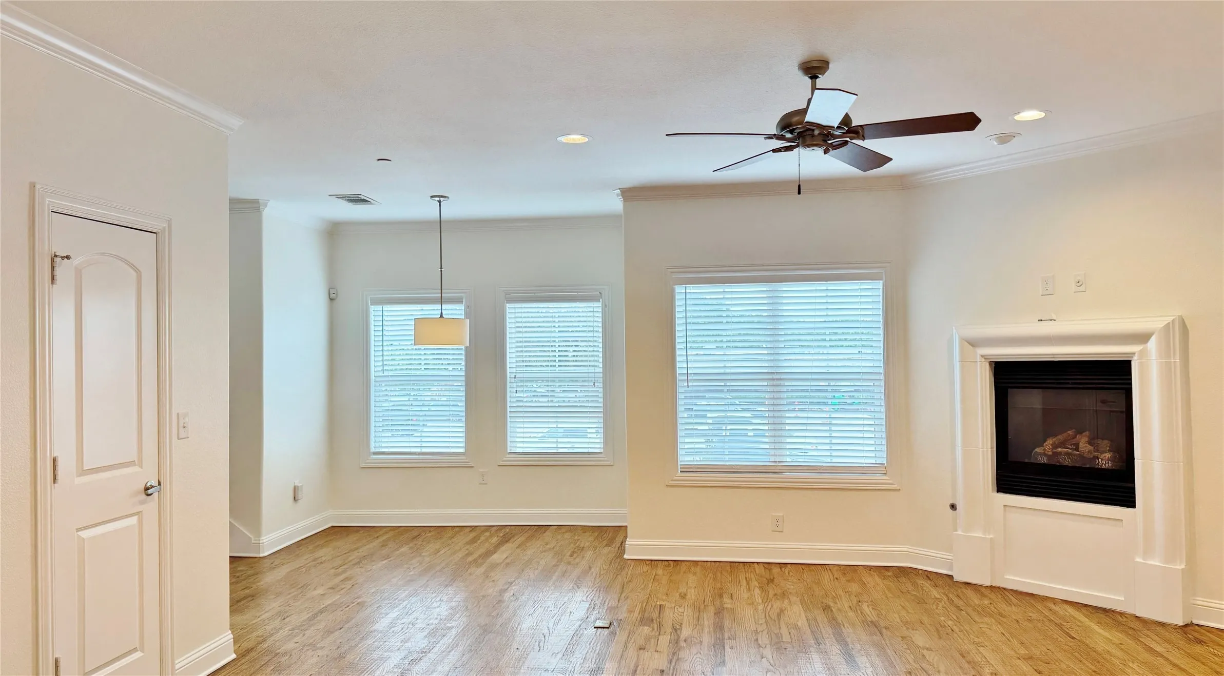 Condominium For Rent in Dallas County , 4133 Hyer Street 2, University Park, Texas 75205, 3 Bedroom, 3 Bathroom, 3 Garage spaces, 2,102 Sqft, built in 2013, mls#21380605, Real Estate Agent in University Park, Homes For Rent in Dallas county, Homes For Rent in University Park, Realtor in University Park Texas, Real Estate Brokerage Independent Realty Texas, Luminita Cordes Realtor