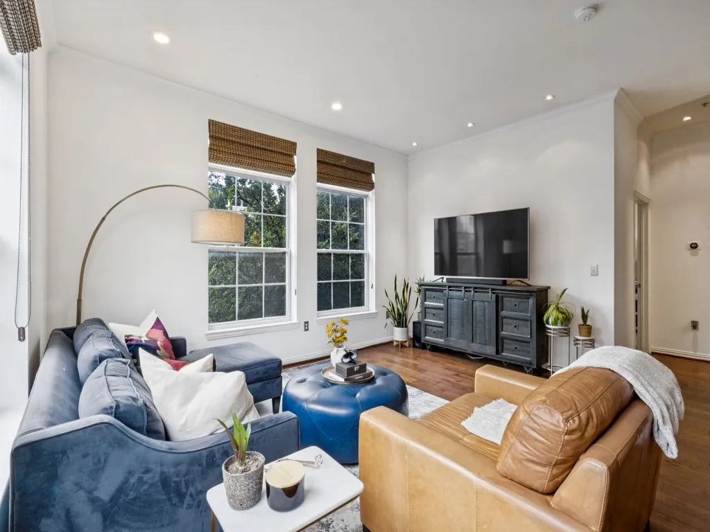 Condominium For Sale in Dallas County , 2305 Worthington Street 206A, Dallas, Texas 75204, 3 Bedroom, 2 Bathroom, 2 Garage spaces, 1,706 Sqft, built in 1999, mls#21378982, Real Estate Agent in Dallas, Homes For Sale in Dallas county, Homes For Sale in Dallas, Realtor in Dallas Texas, Real Estate Brokerage Independent Realty Texas, Luminita Cordes Realtor